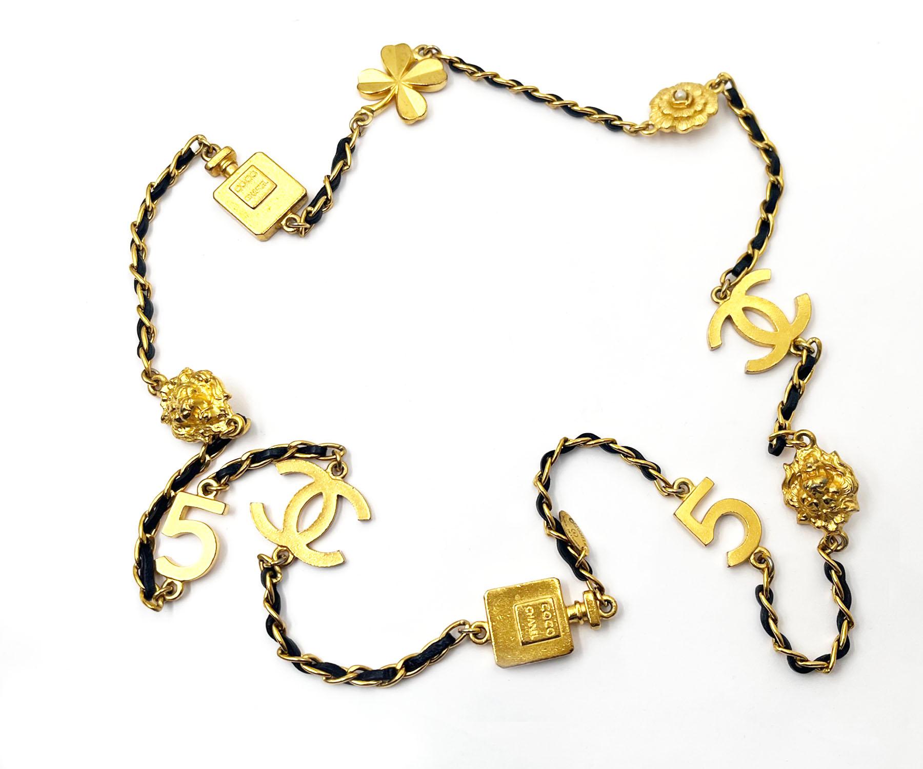 Chanel Seltene Vintage vergoldete CC-Motiv Parfüm-Halskette mit Kamelie-Leder-Halskette, Vintage


*Marke Chanel
*Hergestellt in Frankreich
*Kommt mit dem Originalkarton 

-Er ist ungefähr 33