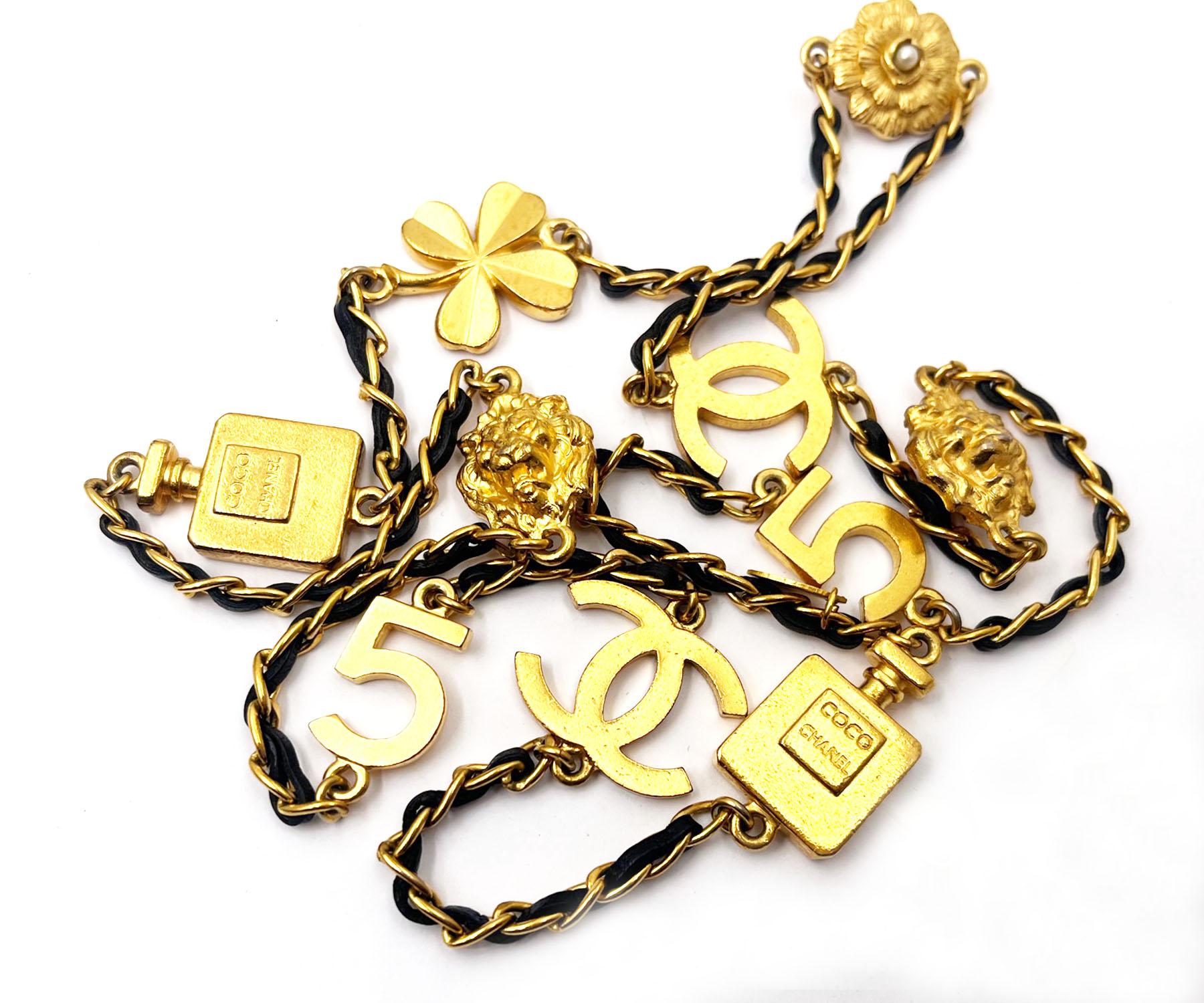 Chanel Rare collier vintage en cuir de camélia avec motif CC plaqué or  Pour femmes en vente