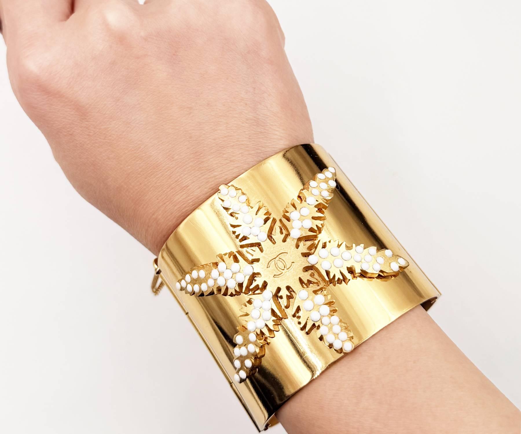 Chanel Rare Vintage Vergoldet CC Weiß Perle Schneeflocke Manschette Armband (Kunsthandwerker*in) im Angebot