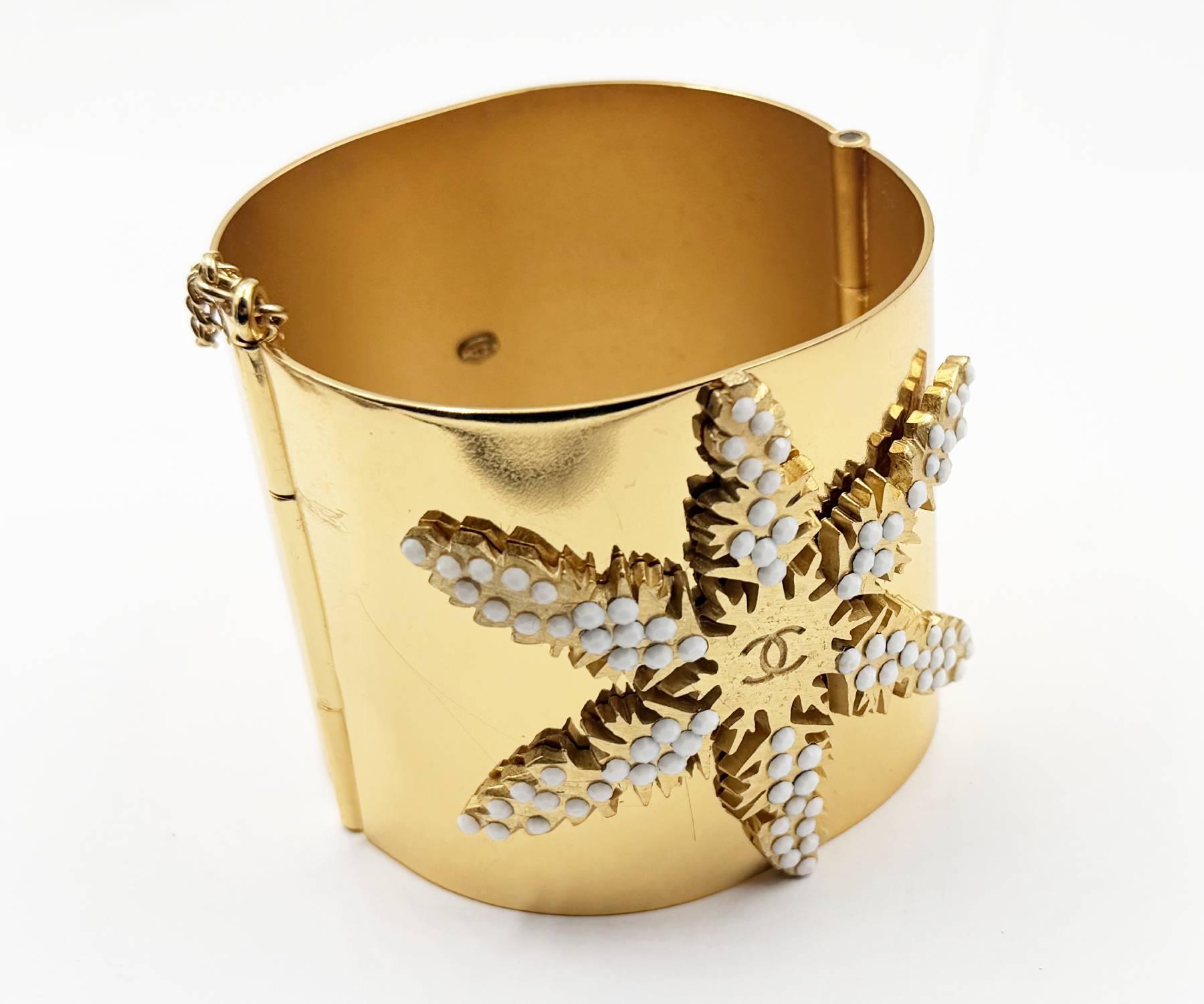 Chanel Rare Vintage Vergoldet CC Weiß Perle Schneeflocke Manschette Armband im Zustand „Gut“ im Angebot in Pasadena, CA