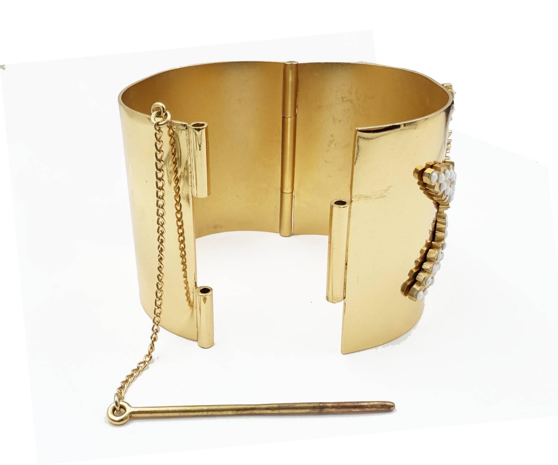 Chanel Rare Vintage Vergoldet CC Weiß Perle Schneeflocke Manschette Armband Damen im Angebot