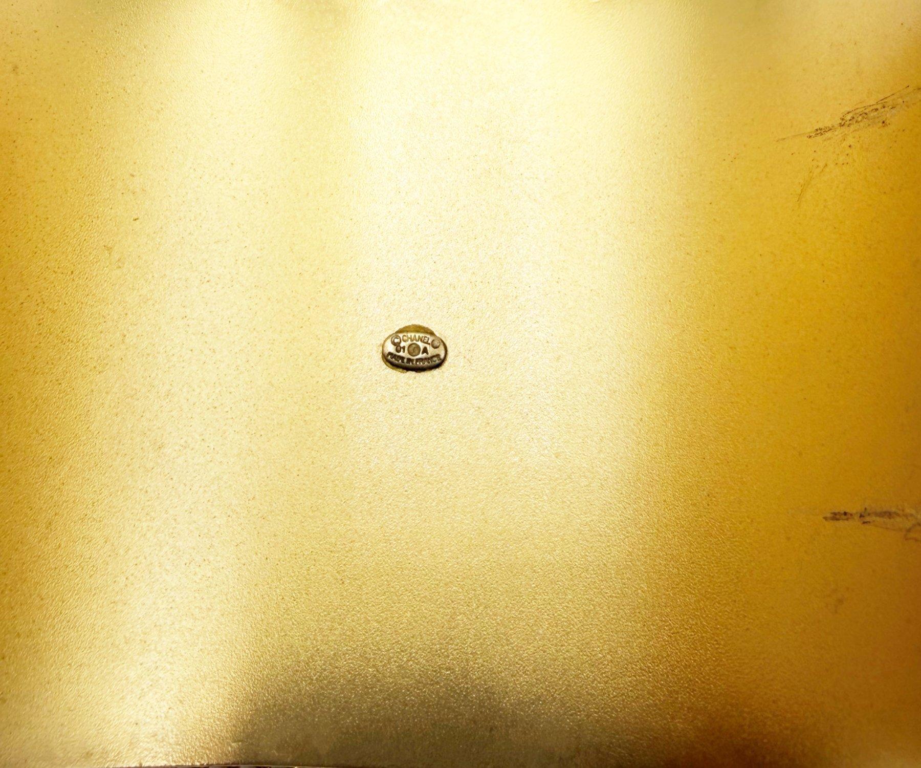 Chanel Rare Vintage Vergoldet CC Weiß Perle Schneeflocke Manschette Armband im Angebot 1