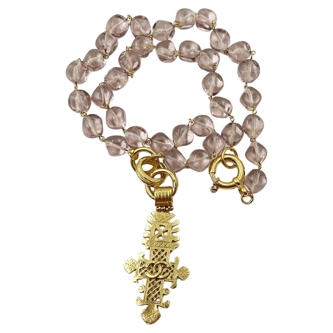 Chanel Rare Vintage vergoldet Kreuz Lavendel Glasperlen lange Halskette im Angebot