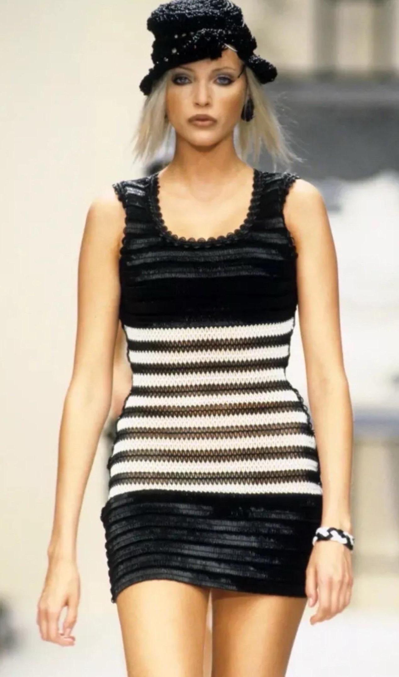 CHANEL Rare Vintage Runway S/S 1994 Black & White Vinyl PVC Raffia Dress Bon état - En vente à Woodland Hills, CA