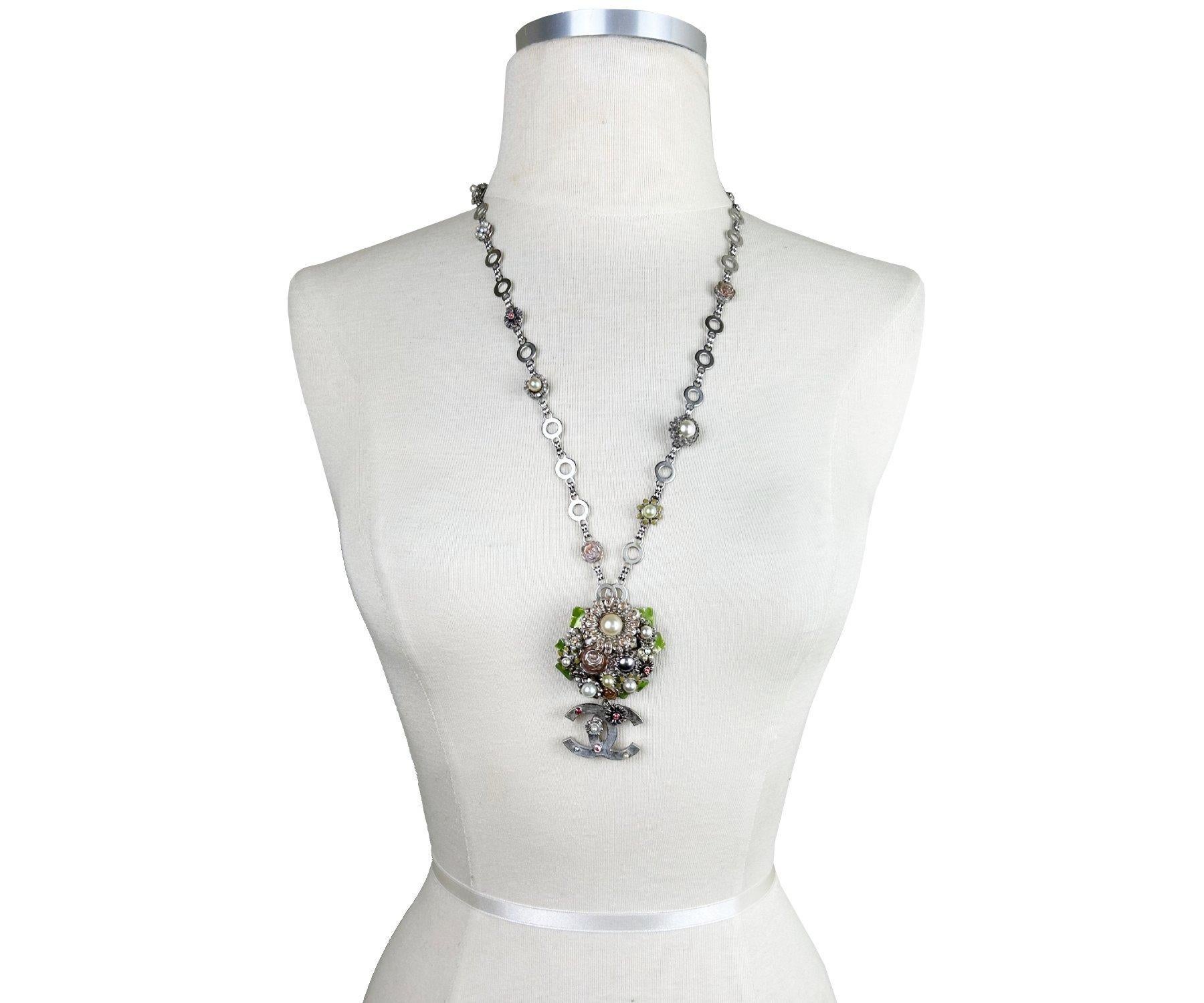 Chanel Raro Collar Colgante Grande CC Flores Esmaltadas Vintage Plata Artesano en venta