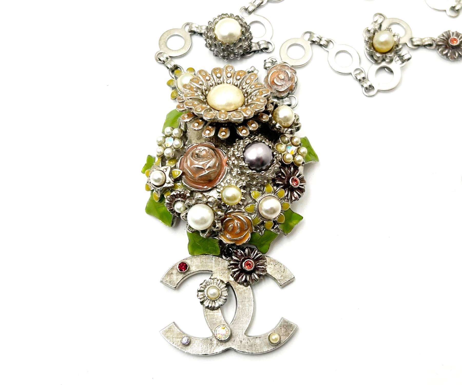 Chanel Raro Collar Colgante Grande CC Flores Esmaltadas Vintage Plata en Bueno estado para la venta en Pasadena, CA