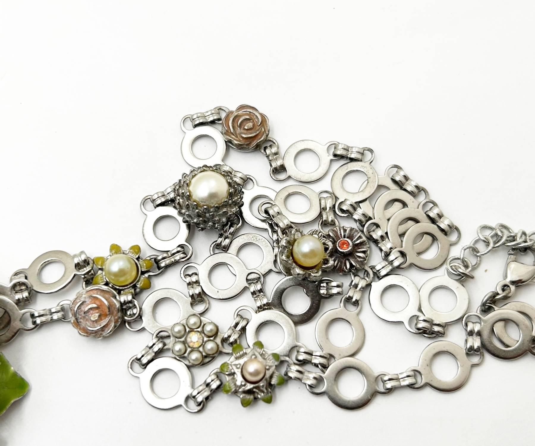 De las mujeres Chanel Raro Collar Colgante Grande CC Flores Esmaltadas Vintage Plata en venta