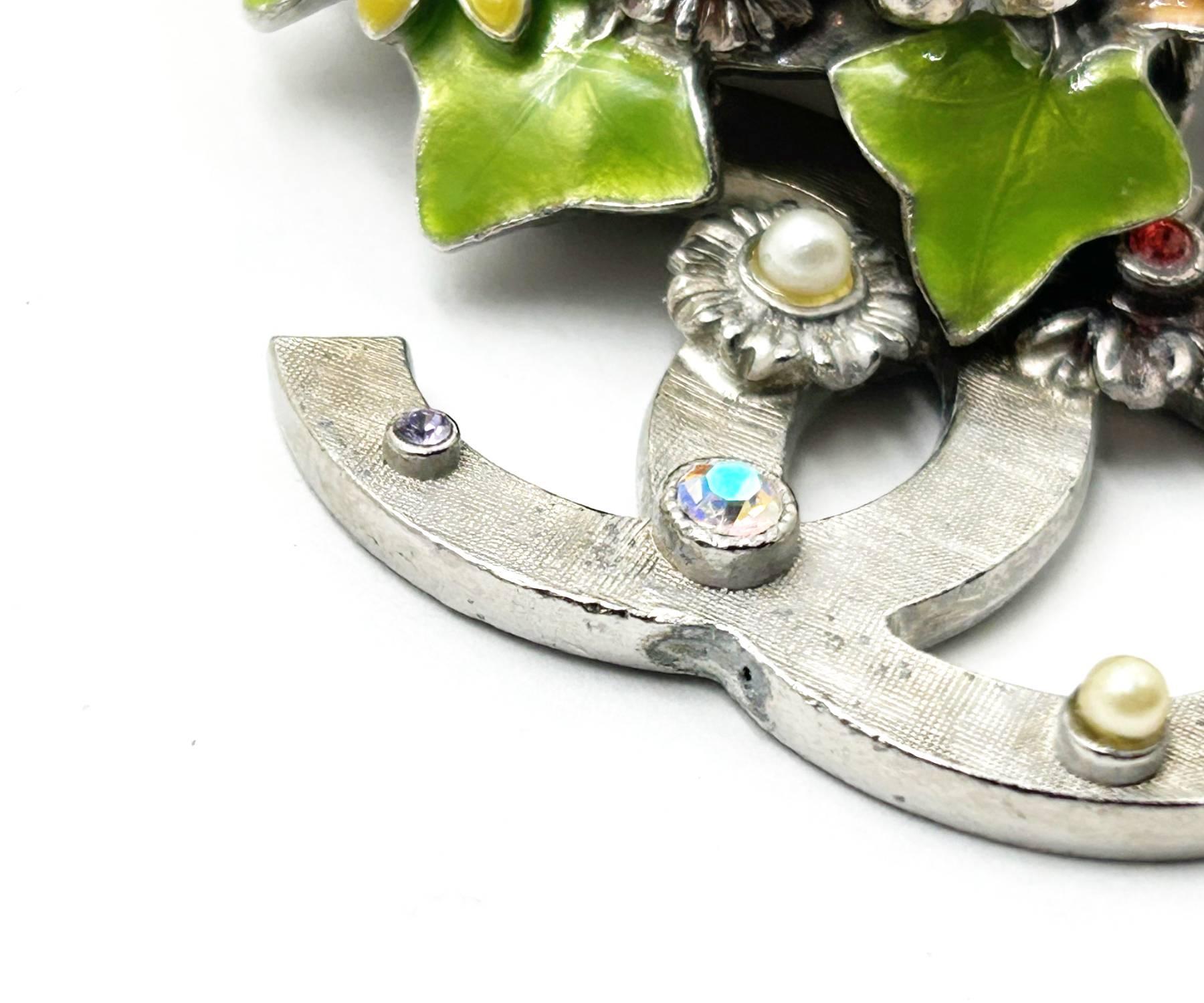 Chanel Raro Collar Colgante Grande CC Flores Esmaltadas Vintage Plata en venta 2
