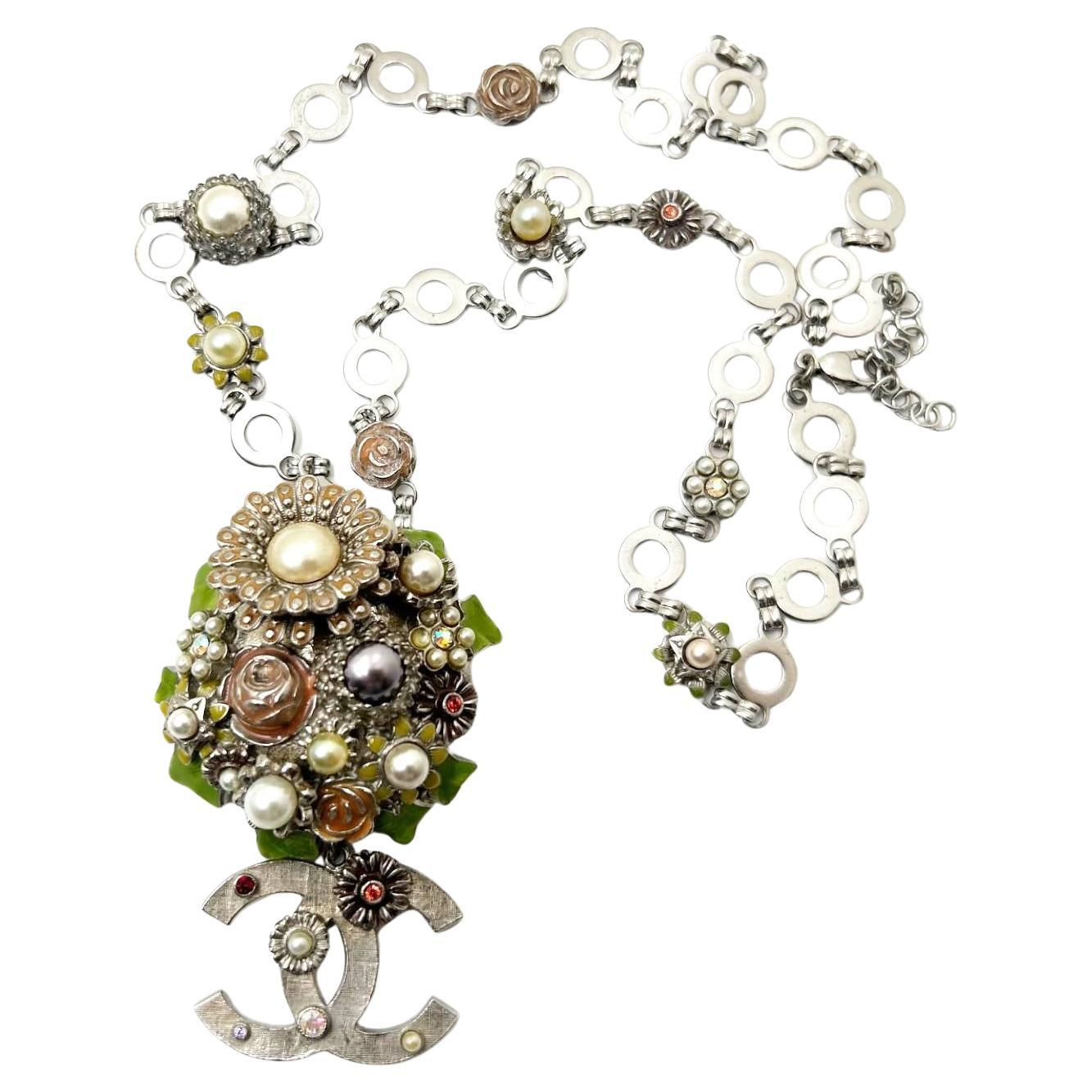Chanel Raro Collar Colgante Grande CC Flores Esmaltadas Vintage Plata en venta