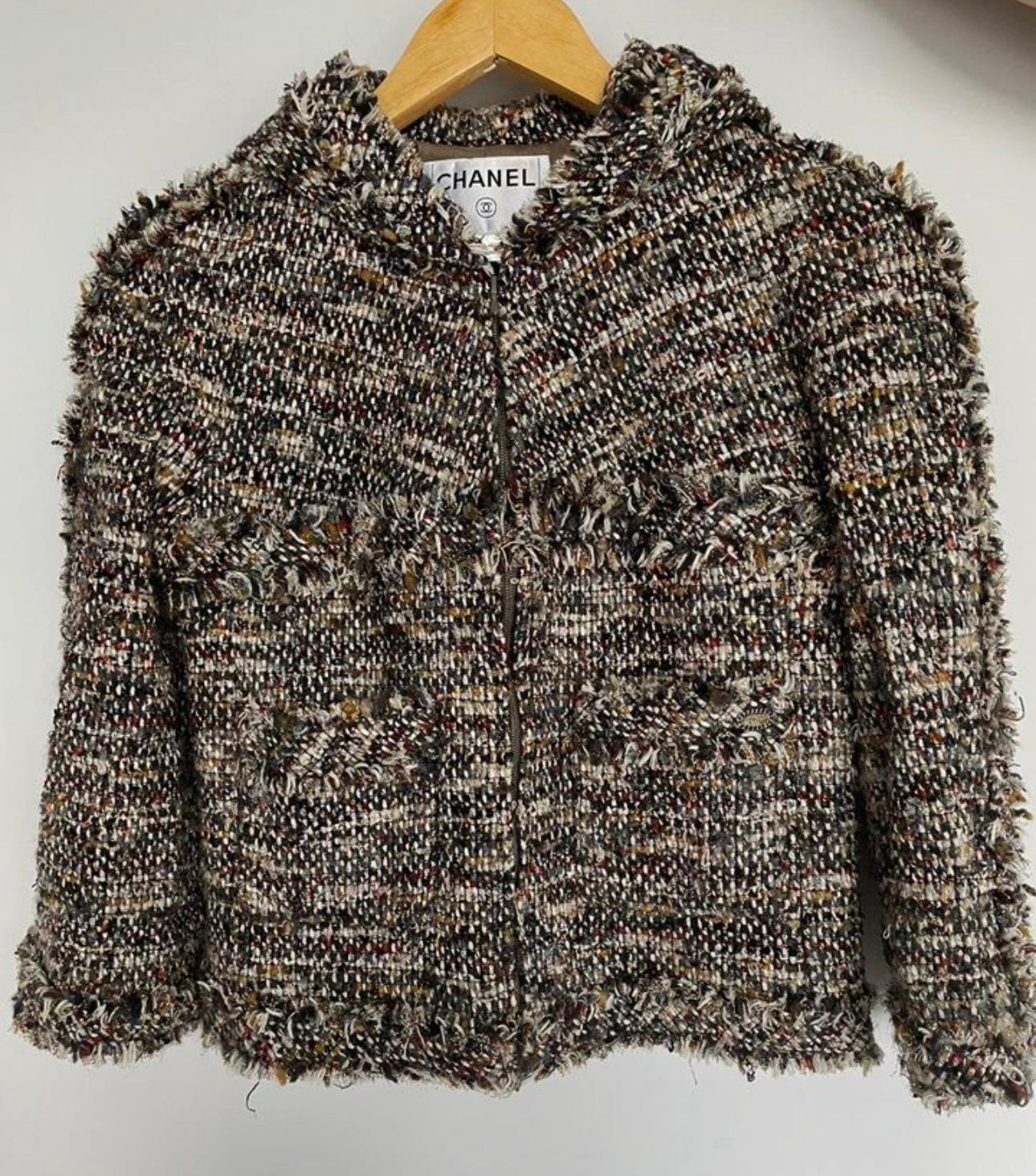 Rare tweed jacket Chanel
-  with a lock CC logo
-  silk lining with camellias
-  a chain at the bottom
Size 36 FR / Condition: is pristine
