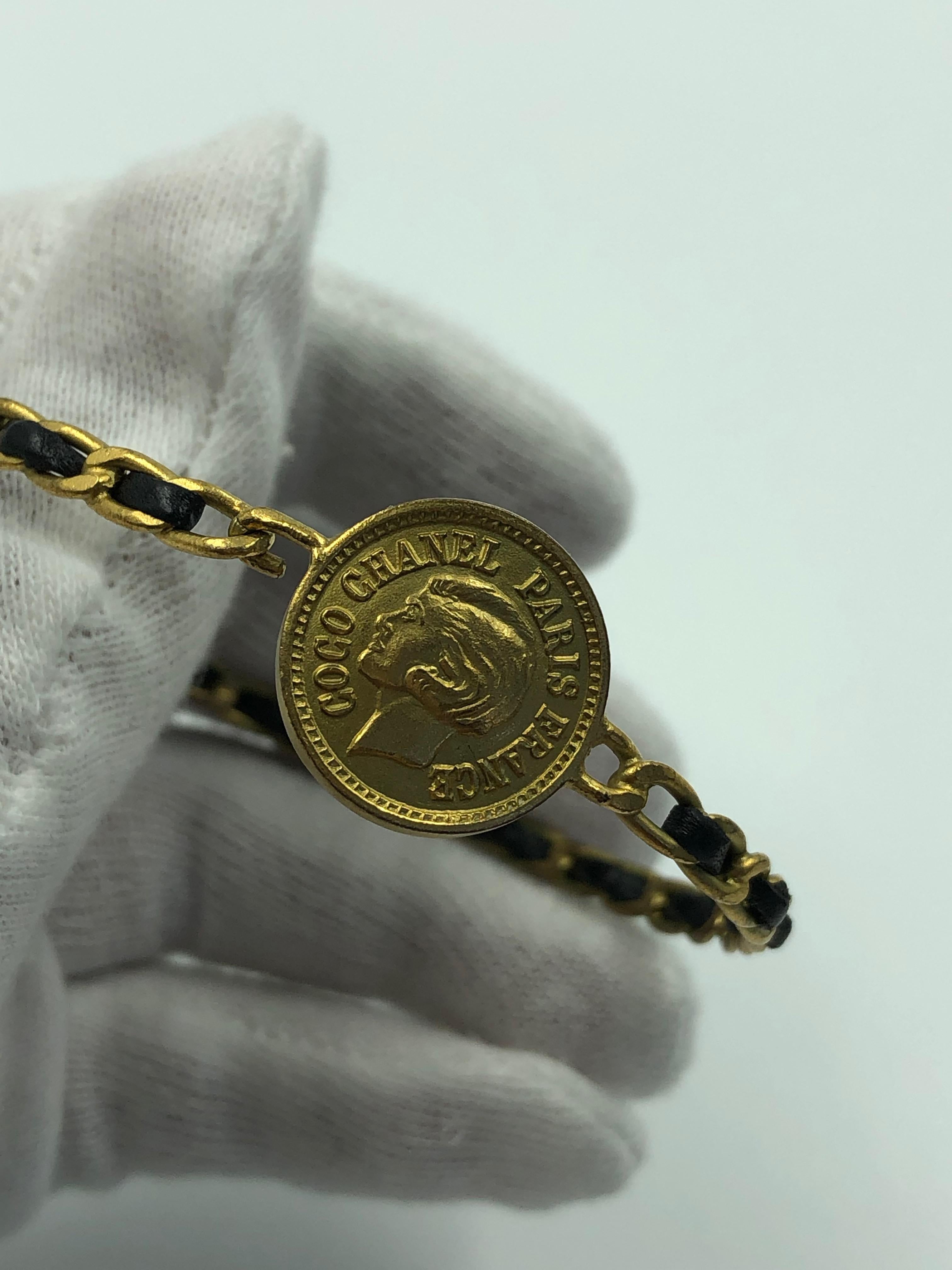 Chanel Seltenes Vintage-Armband aus gedrehtem Gold und Leder im Zustand „Gut“ im Angebot in Los Angeles, CA