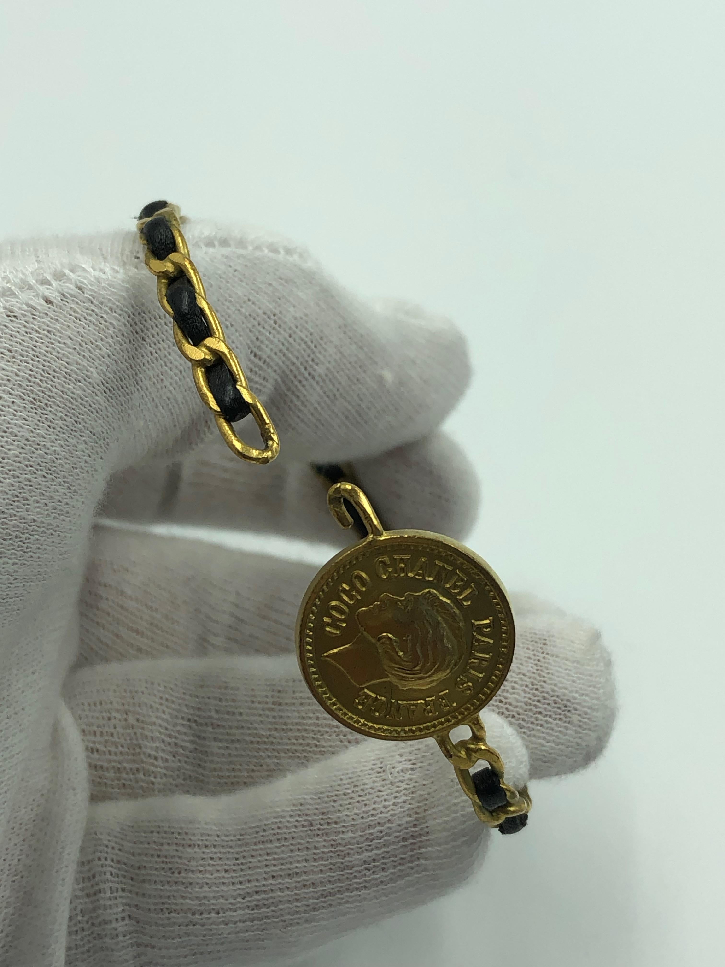 Chanel Seltenes Vintage-Armband aus gedrehtem Gold und Leder für Damen oder Herren im Angebot