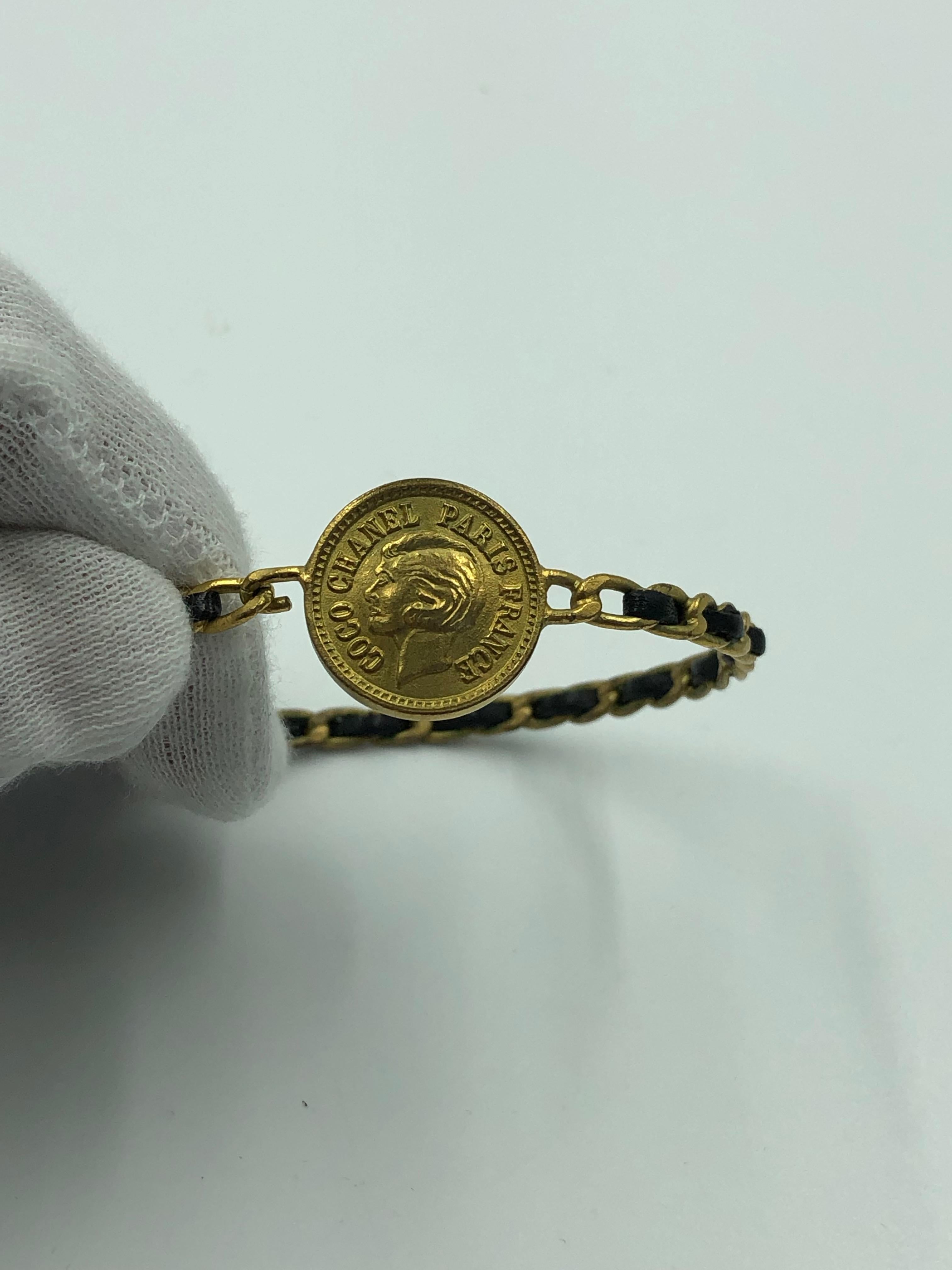 Chanel Seltenes Vintage-Armband aus gedrehtem Gold und Leder im Angebot 3
