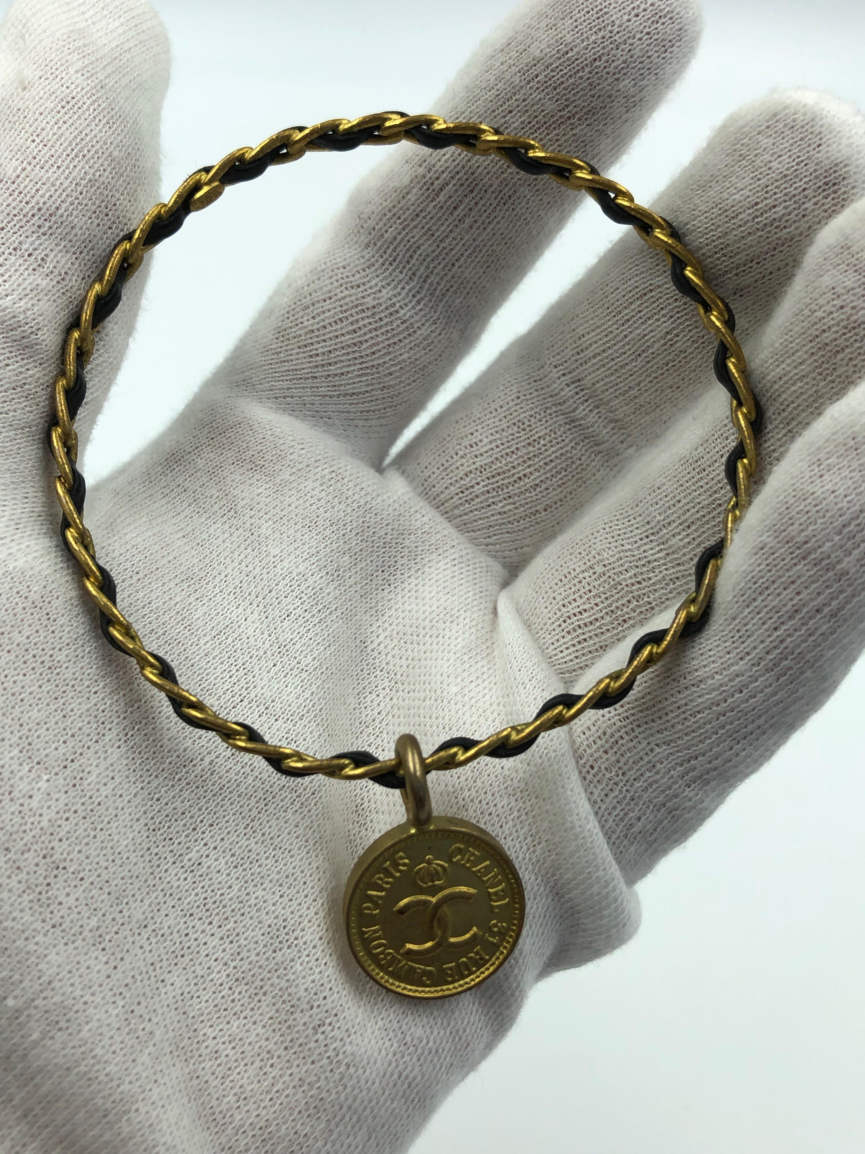 Chanel Bracelet vintage rare en métal doré torsadé et cuir avec pendentif Chanel  Bon état - En vente à Los Angeles, CA