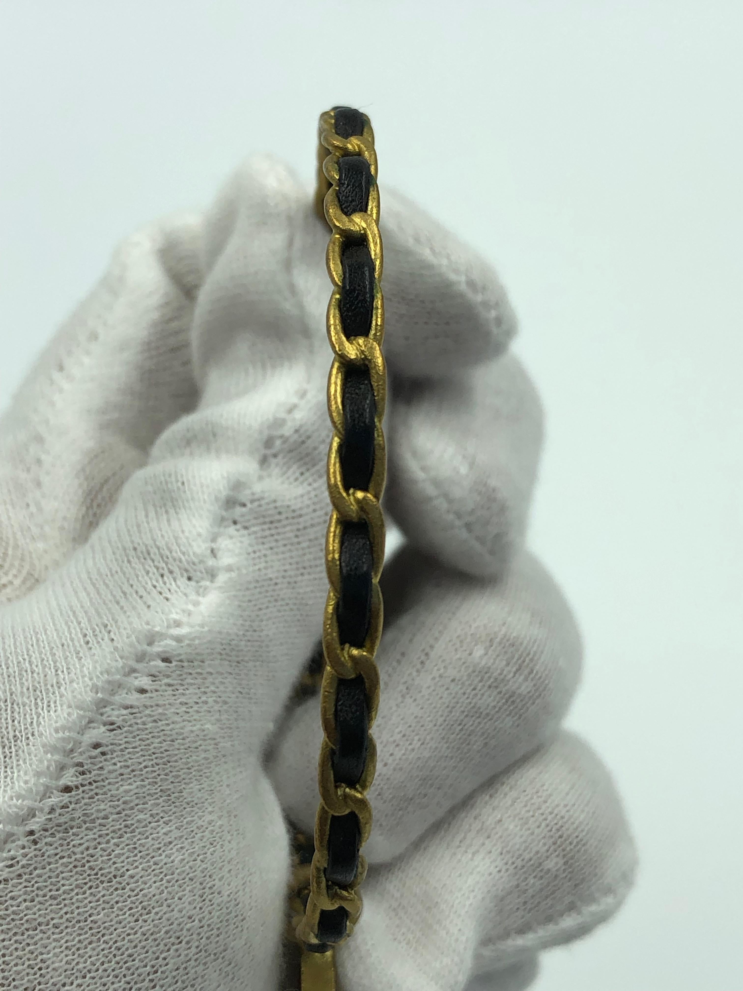 Chanel Bracelet vintage rare en métal doré torsadé et cuir avec pendentif Chanel  Unisexe en vente