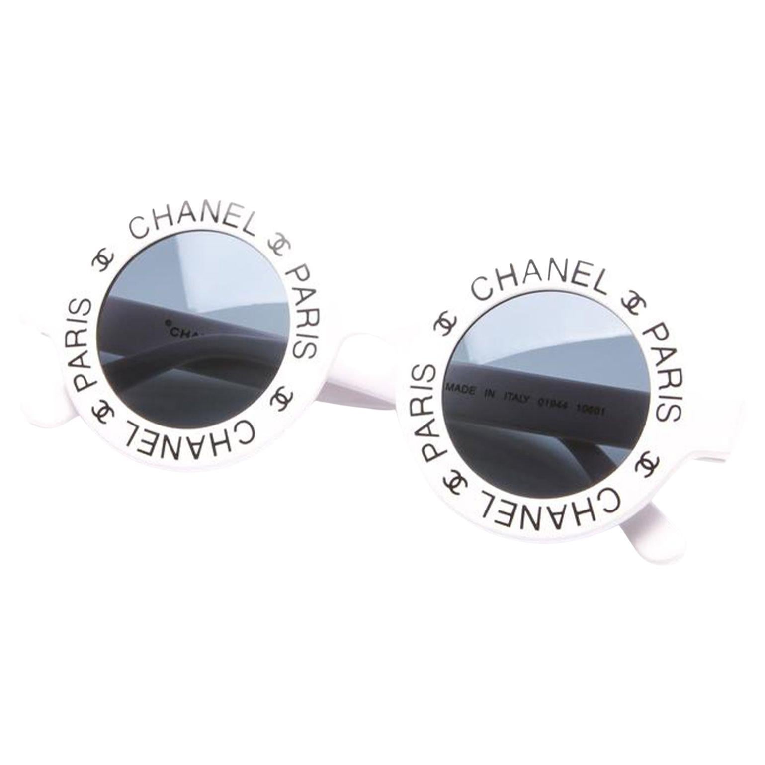 Occhiali da sole Chanel rari, bianchi, vintage, anni '90, CC Paris
Anno: 1993 Collezione Primavera/Estate
Lente: Nero pieno
Colore del telaio: bianco
Stile: Rotondo
Misure: Altezza: 5,4 cm (2,12 pollici) Larghezza telaio: 14 cm (5,51 pollici)