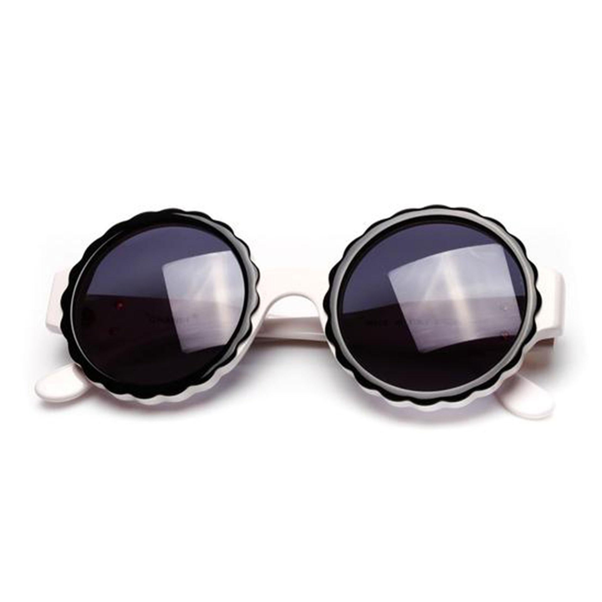 Chanel Seltene weiße Vintage 90er Sonnenbrille im Zustand „Gut“ im Angebot in Miami, FL