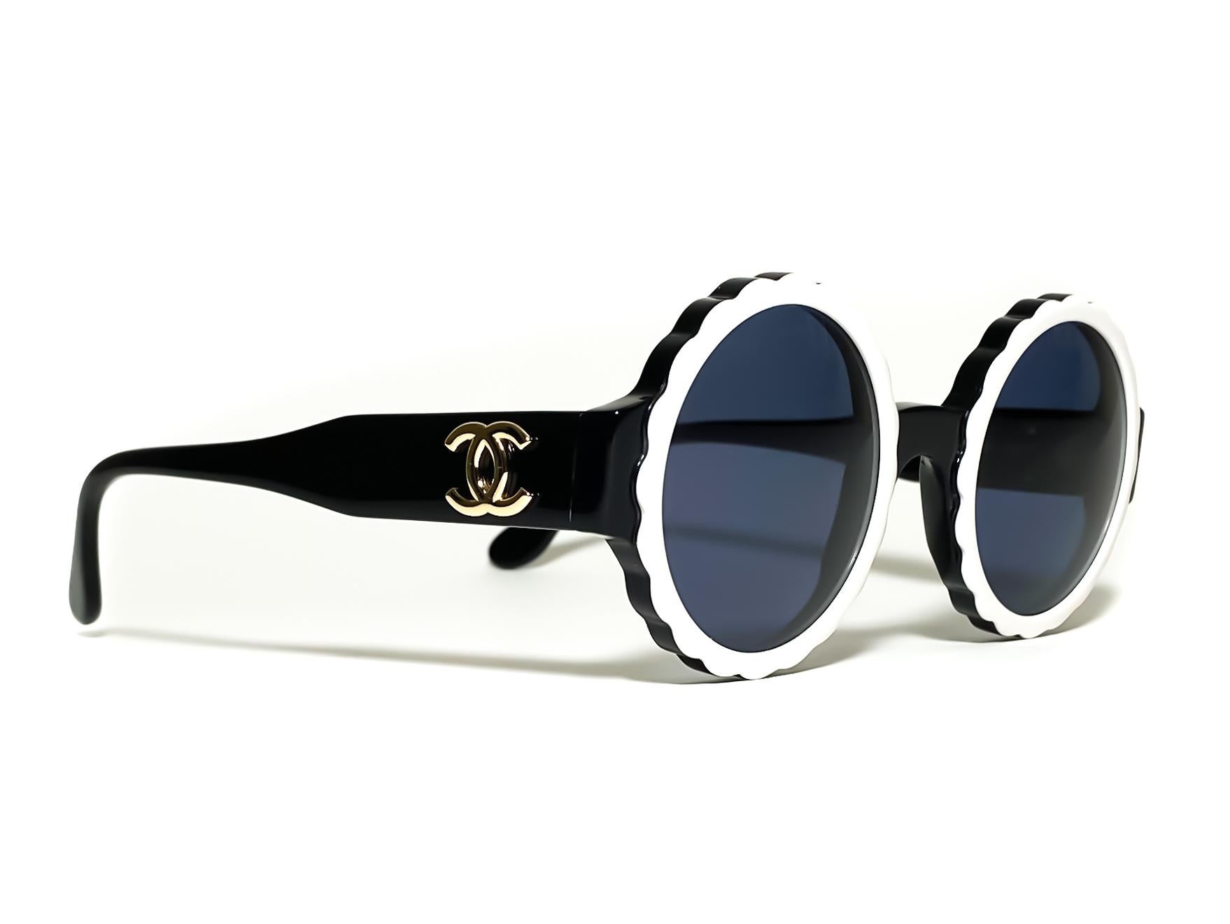 Chanel Runway 1994 Vintage Rare Black White Dial Sunglasses Sunglasses In Good Condition For Sale In Miami, FL