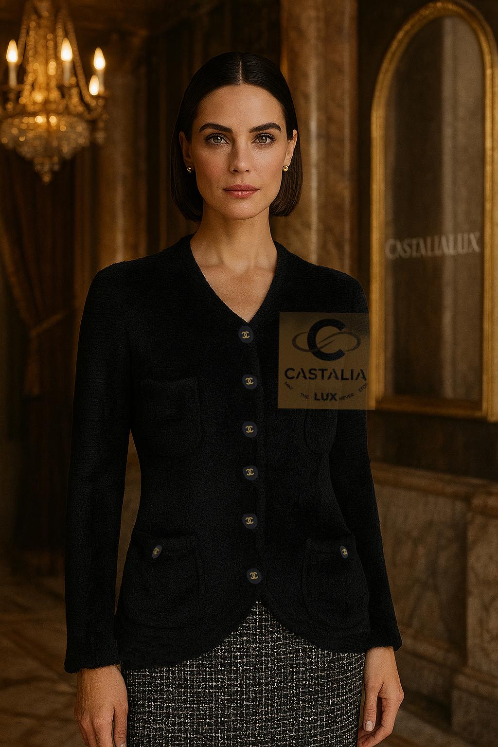 CHANEL Rarefied 1985 Automne  Vintage Fluffy Lightweight Jacket by Karl Lagerfeld

~Une relique de l'allure de Chanel au début des années 80, 
Cette rare veste vintage de la Collection S Vintage 1985 incarne la poésie tactile d'une décadence