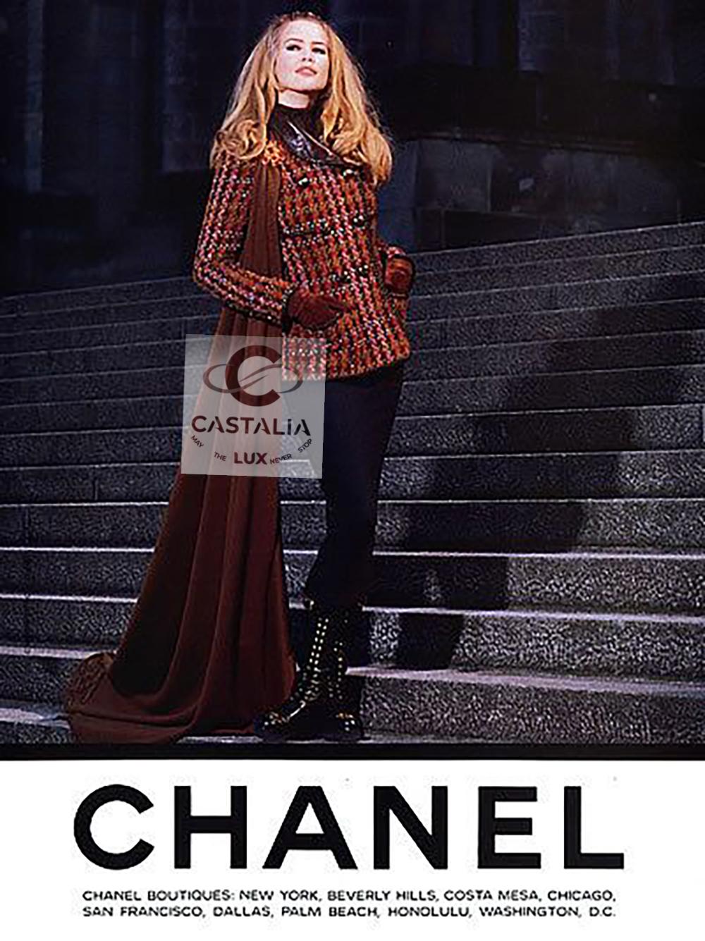 Chaqueta de tweed marrón Chanel extremadamente rara y coleccionable con detalles de cuero acolchado ~ de la legendaria colección de otoño 1992 / 1993 ~ de Meastro Lagerfeld ~ como se vio en las supermodelos Claudia Schiffer y Helene Christensen 
~