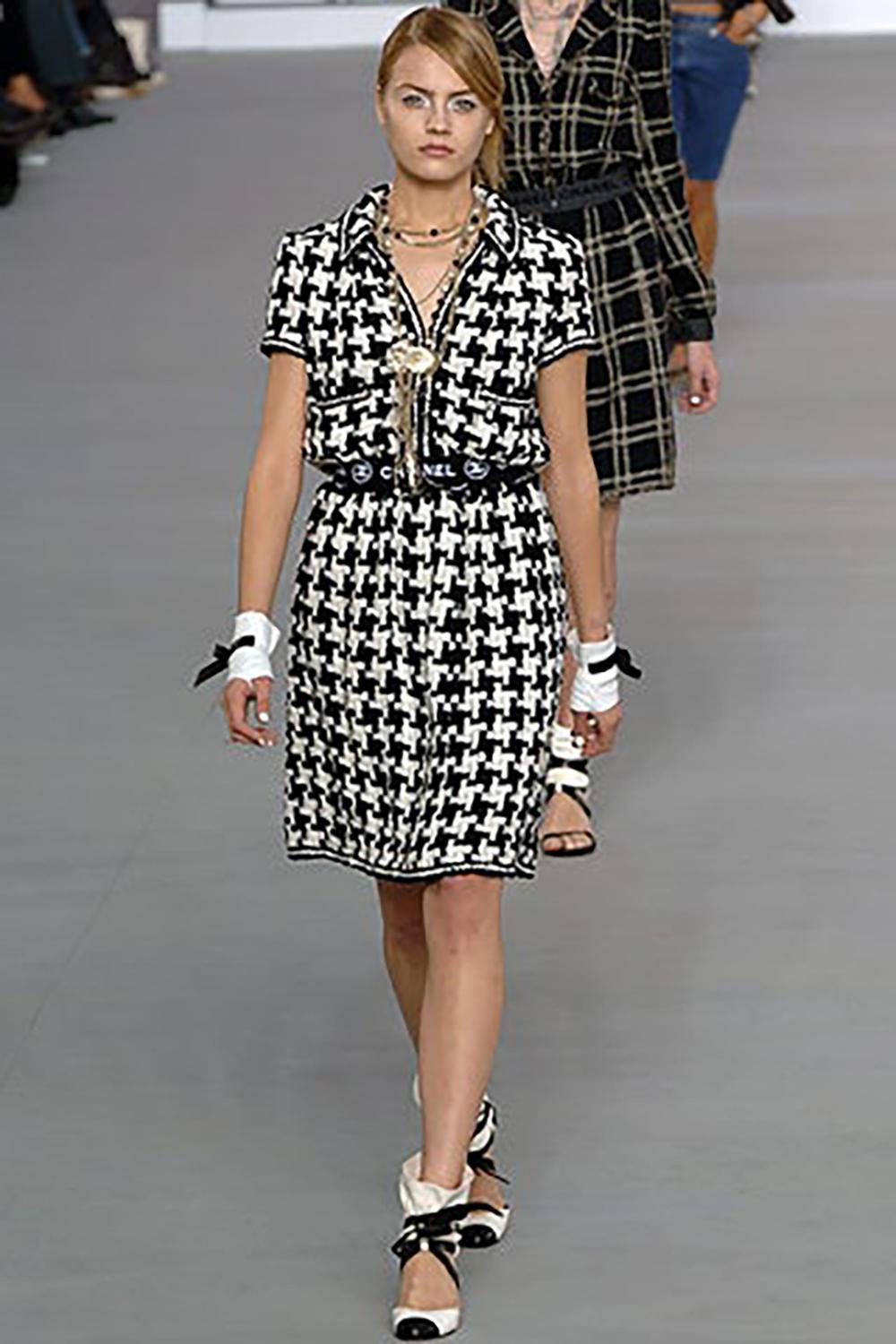 Extrem selten, Sammler Chanel Band Tweed  Jacke mit CC 'CHANEL' Logo-Band an der Taille. 
Boutique-Preis über 9.000$
- Frontverschluss mit Reißverschluss
- volles schwarzes Seidenfutter
Größenbezeichnung 38 FR. Der Zustand ist tadellos.