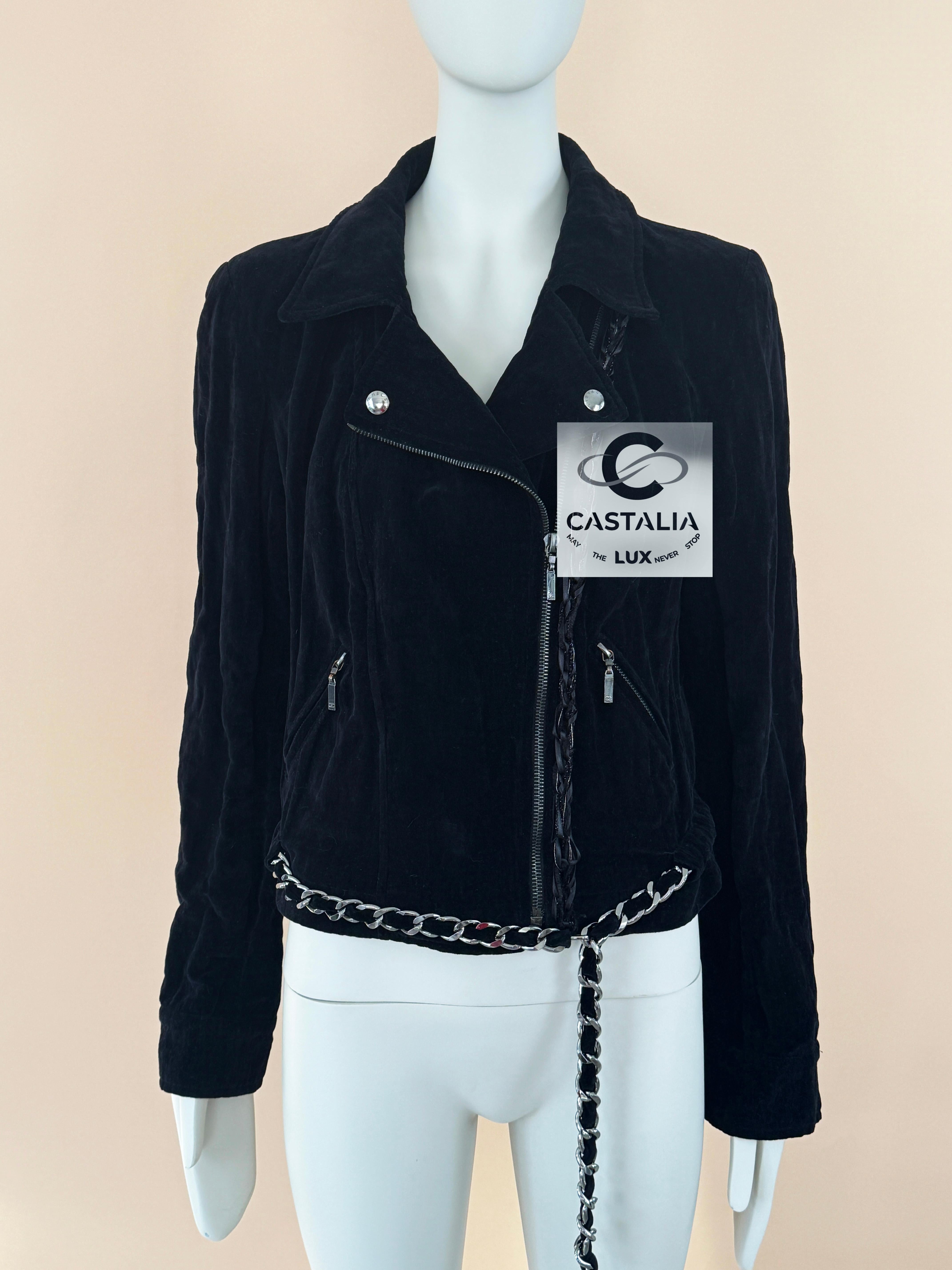 Chaqueta motera Chanel de terciopelo negro de colección con el característico ribete de eslabones metálicos en el dobladillo.
¡Un hallazgo muy raro ahora!
- Botones con logotipo delante y en los puños
- detalle trenzado en el lateral
Talla marca 40