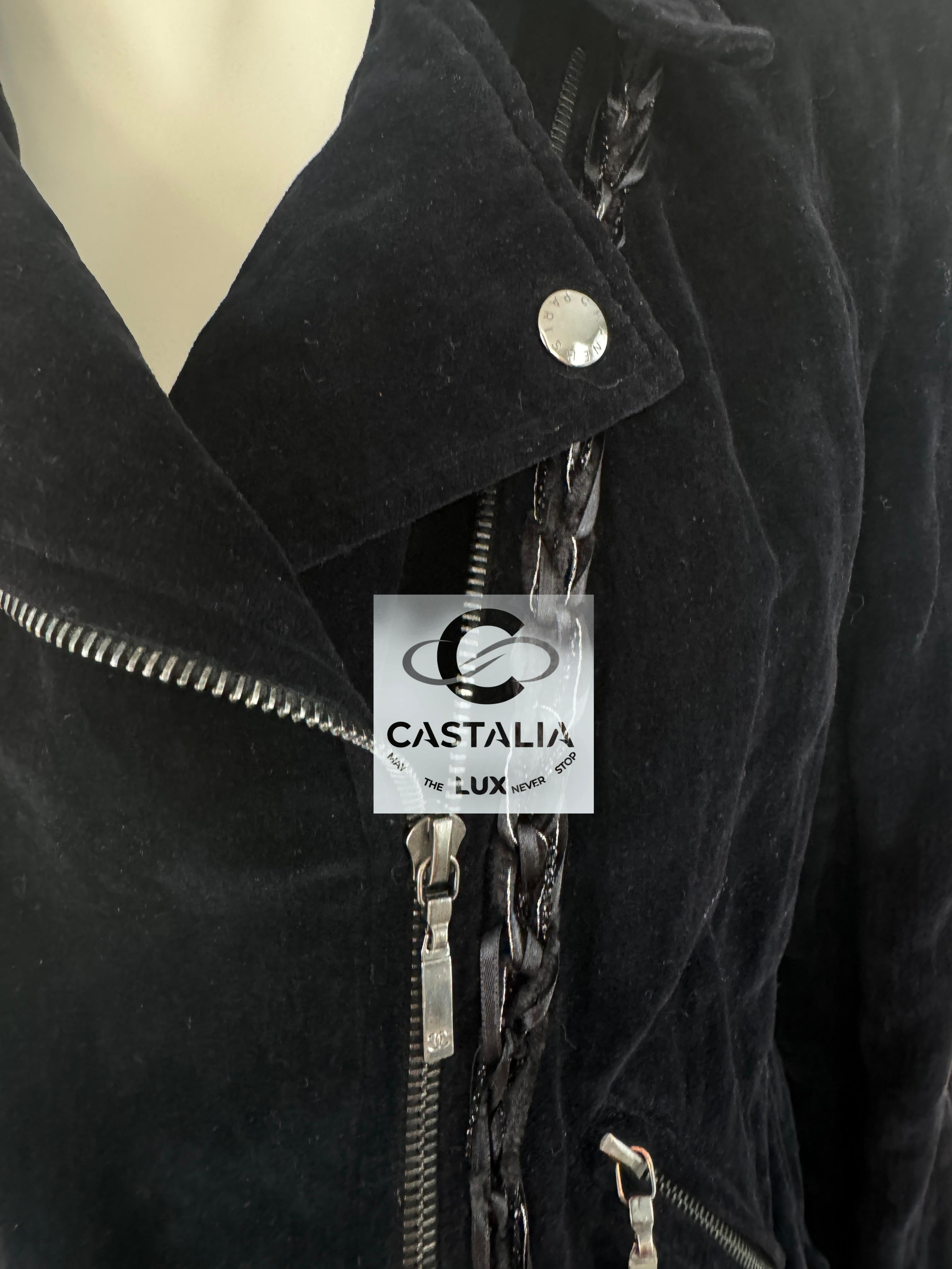 Chaqueta motera de terciopelo con ribete de cadena Chanel Rarísima Negro