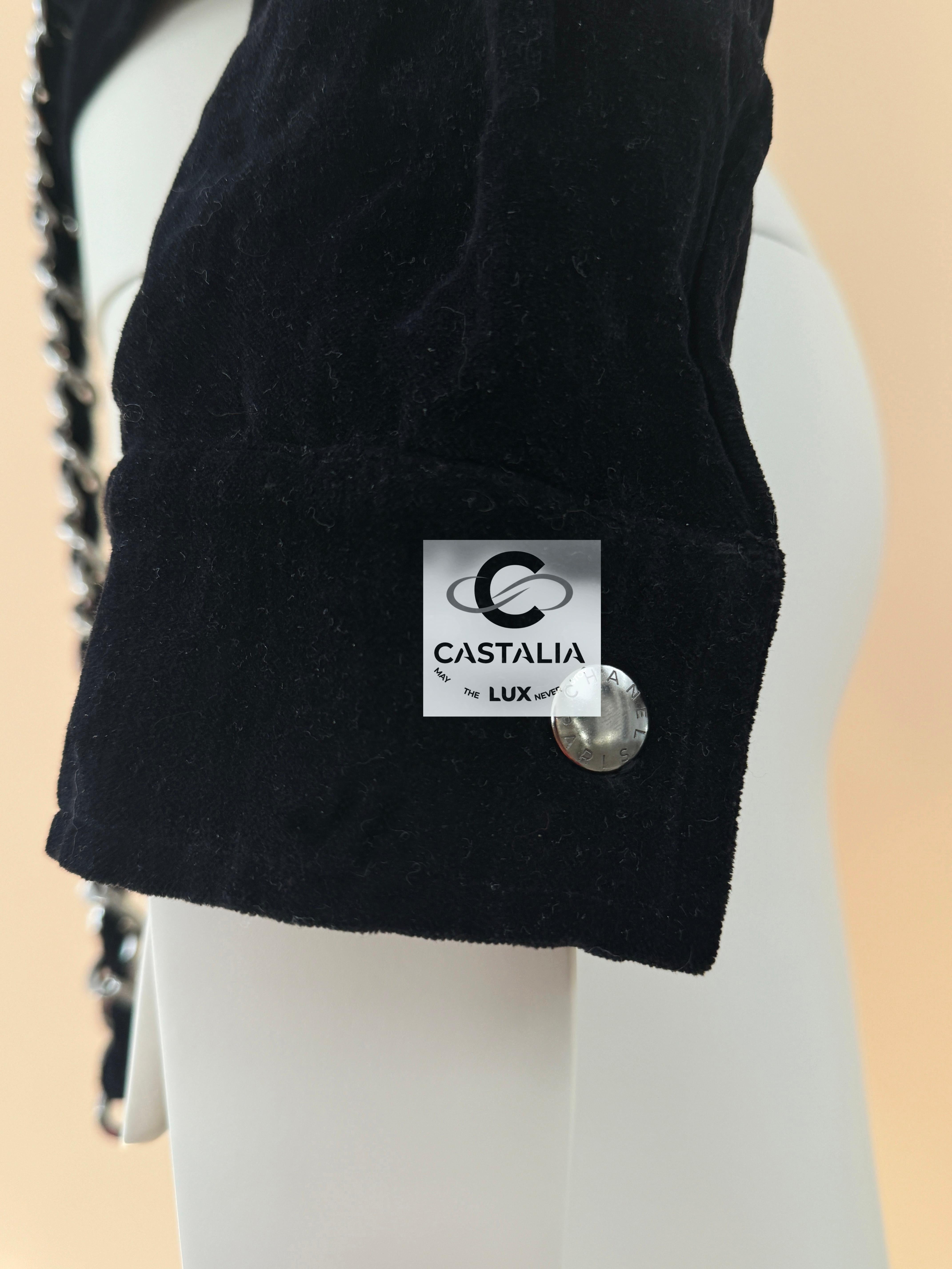 Chaqueta motera de terciopelo con ribete de cadena Chanel Rarísima 4
