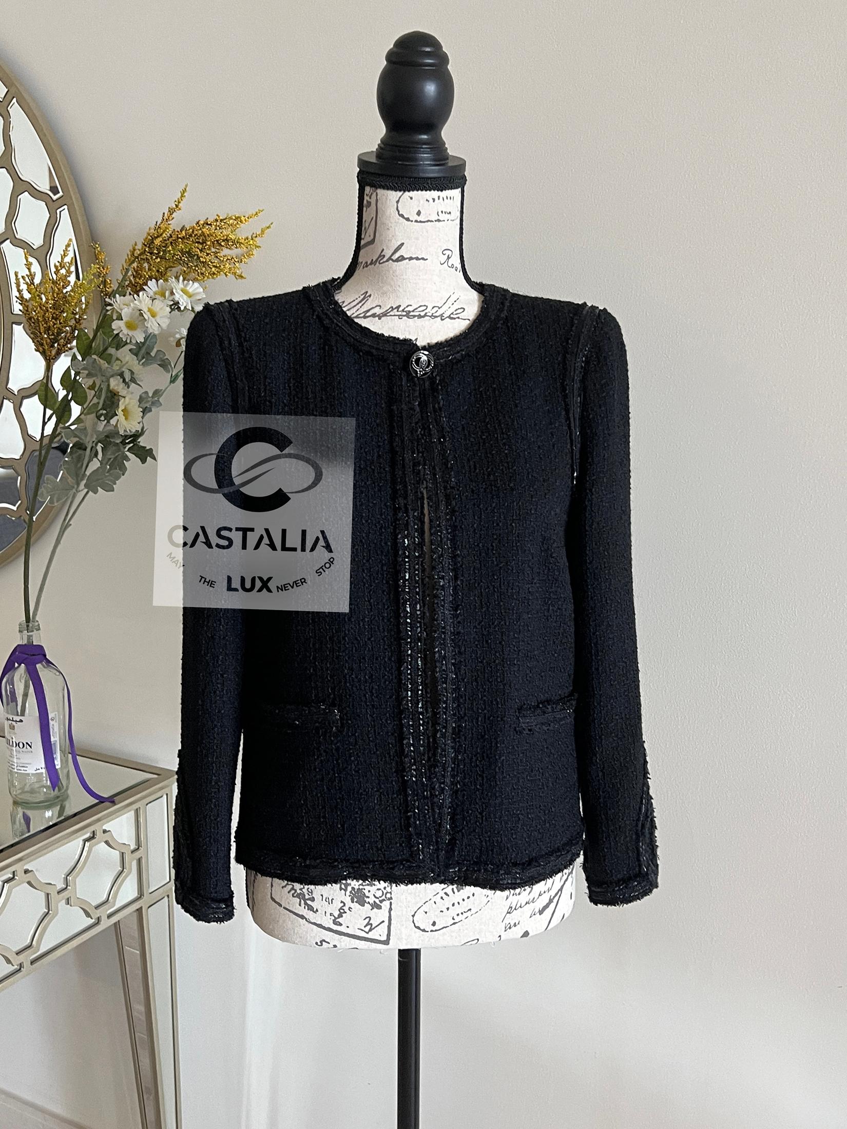 Giacca Chanel da collezione in tweed nero con toppe giganti CC Heart sui polsini e sulla schiena!
~ da Parigi / MIAMI Cruise Collectional 
- Bottone con logo CC Heart al centro della fronte
- fodera in seta nera, maglia a catena sull'orlo
Taglia 36
