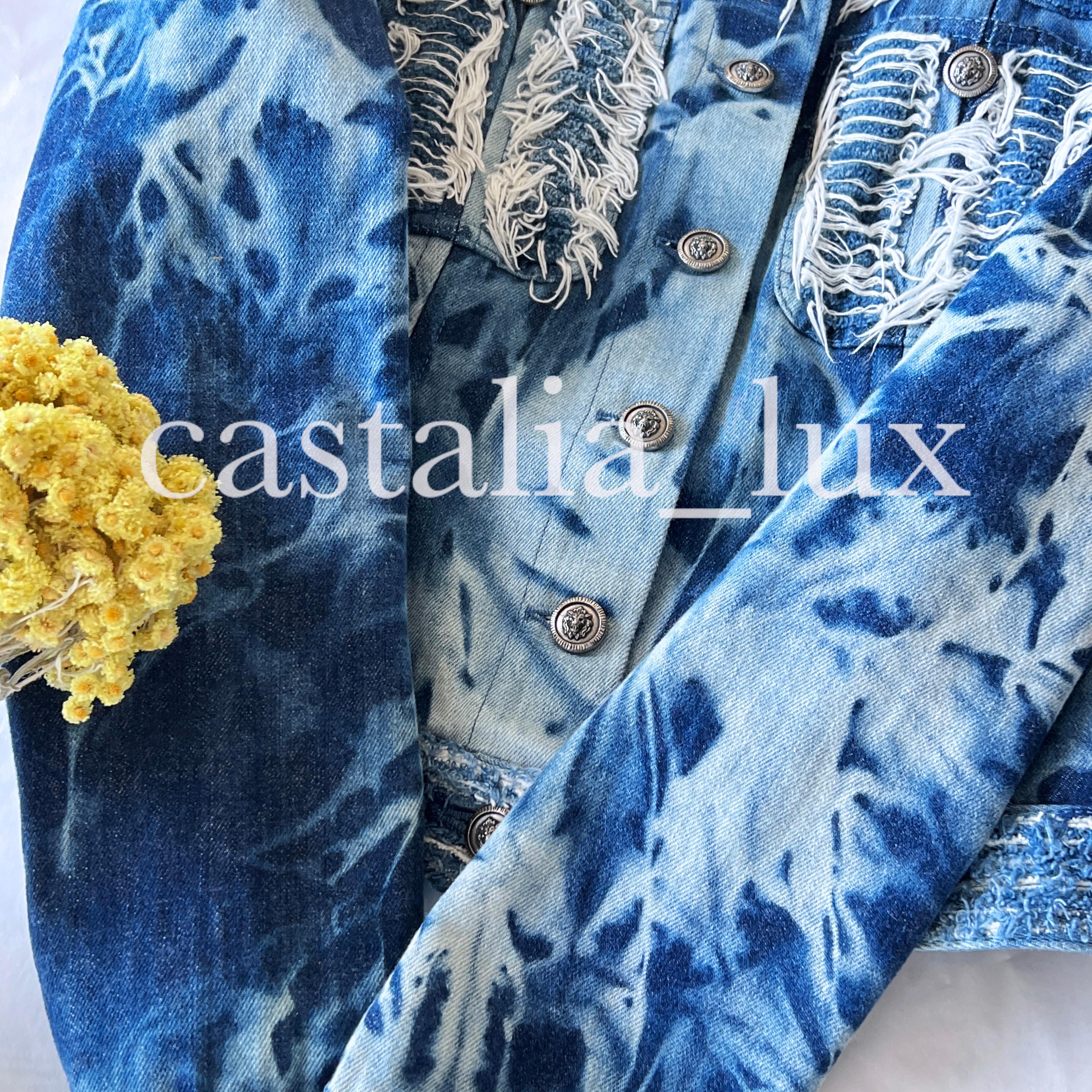 Chanel Rarest Tie Dye CC Buttons Denim Jacket In Excellent Condition For Sale In Dubai, AE