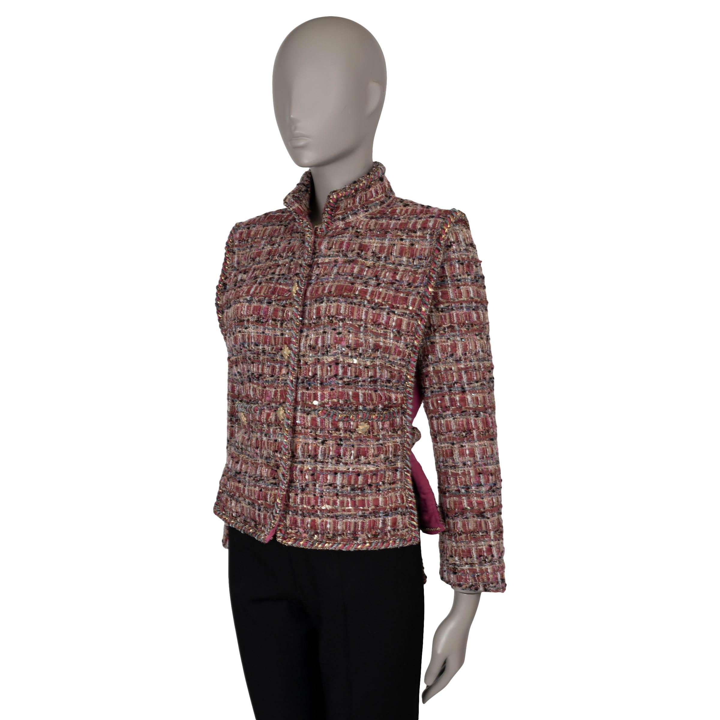 Cette veste Chanel 100% authentique en tweed framboise, bordeaux, noir et blanc présente un mélange complexe de polyester (41%), de coton (22%), de laine (17%), de polyamide (10%), de viscose (5%) et d'acrylique (5%). Le tweed est magnifiquement