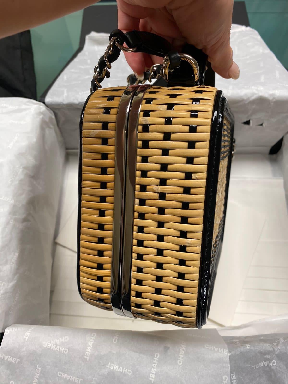 Chanel Rattan Patent CC Vanity Case in Beige and Black For Sale 12