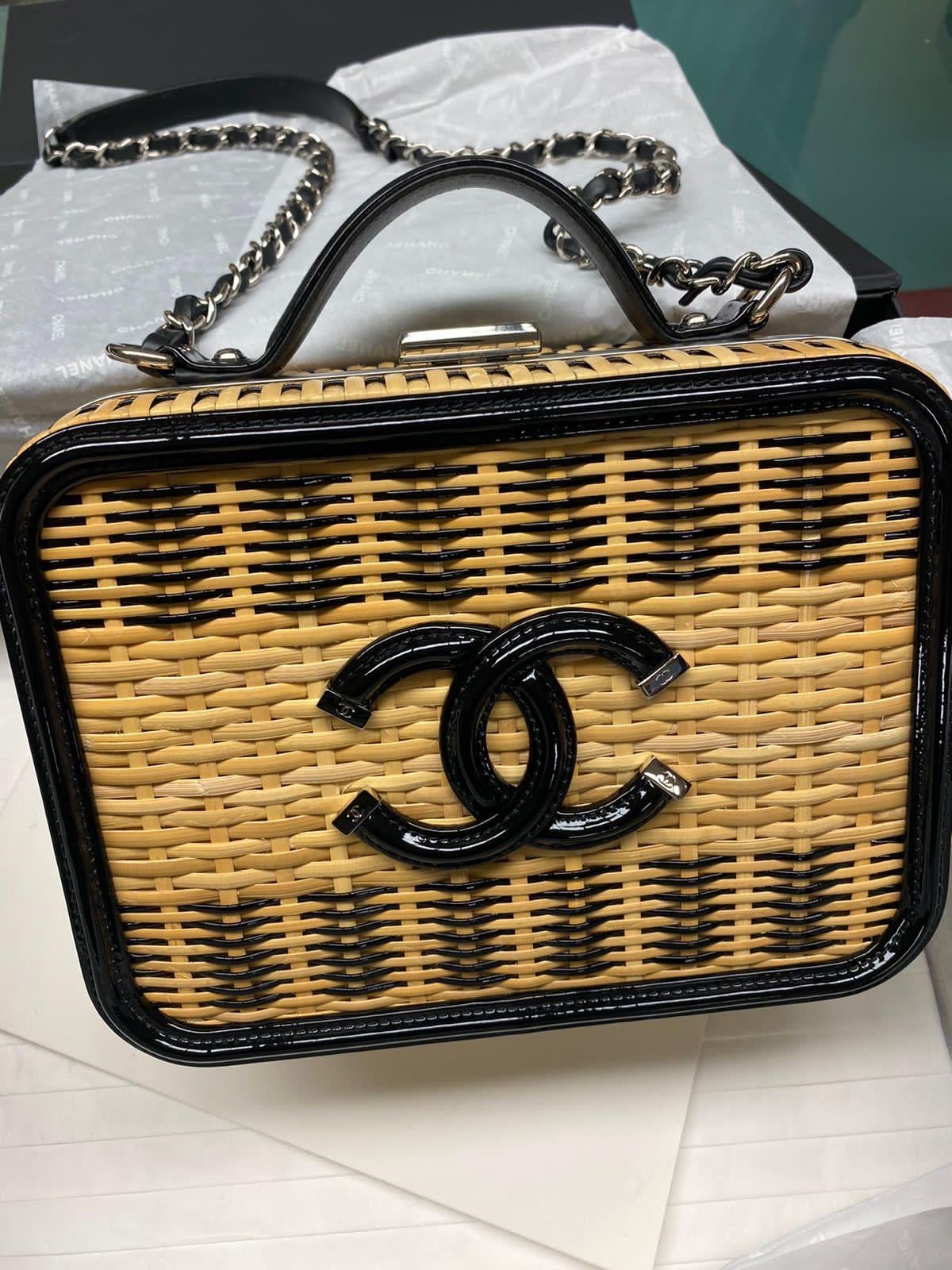 Chanel Rattan Patent CC Vanity Case in Beige and Black For Sale 13