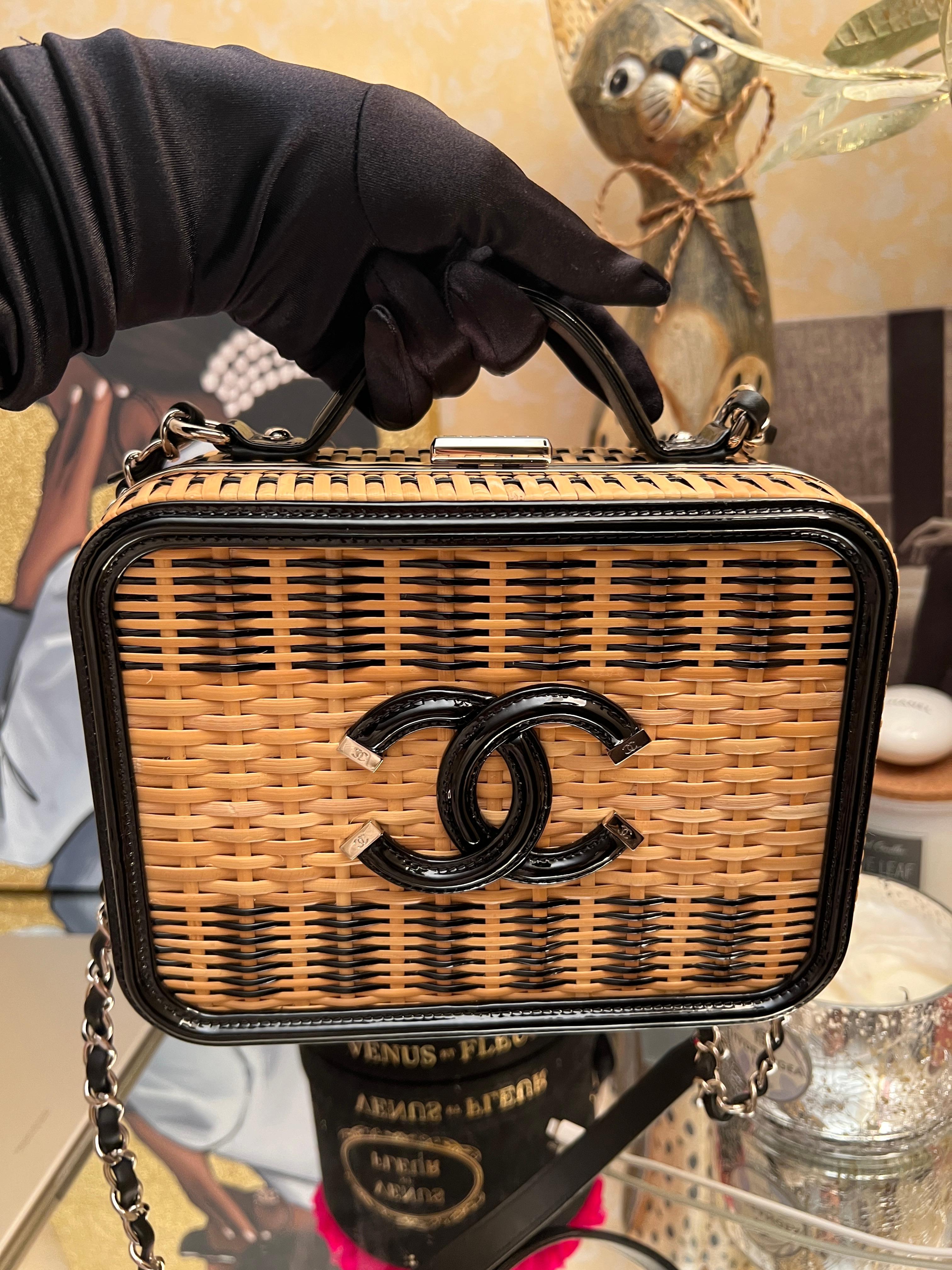This is an authentic CHANEL Rattan Patent CC Vanity Case in Beige and Black. This luxurious shoulder bag is crafted beautifully of a body of finely woven straw with black patent leather trim. This elegant shoulder bag features silver chain link