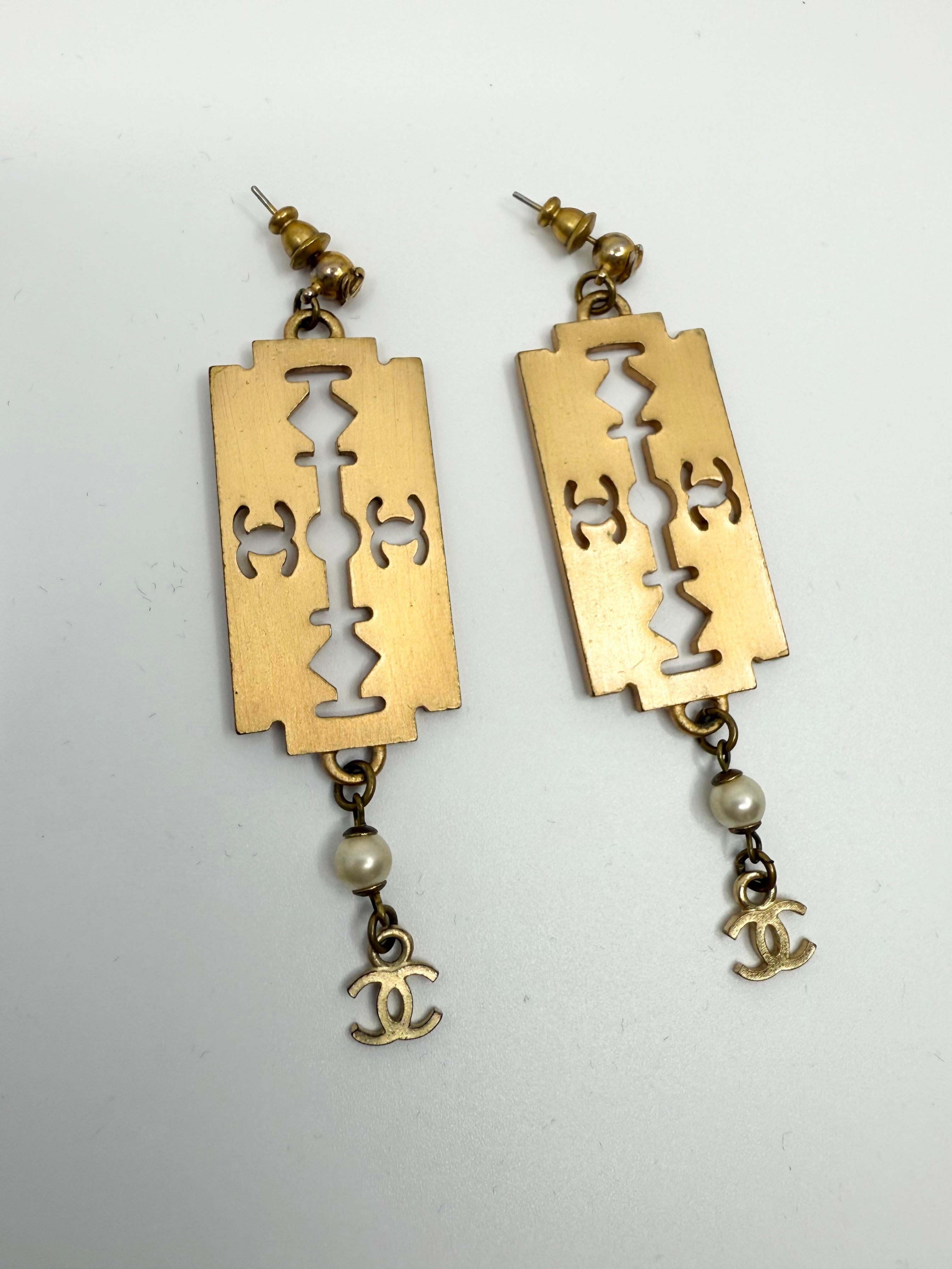 Orecchini Chanel Razor Blade CC 2001 Raro In condizioni buone in vendita a Rowland Heights, CA
