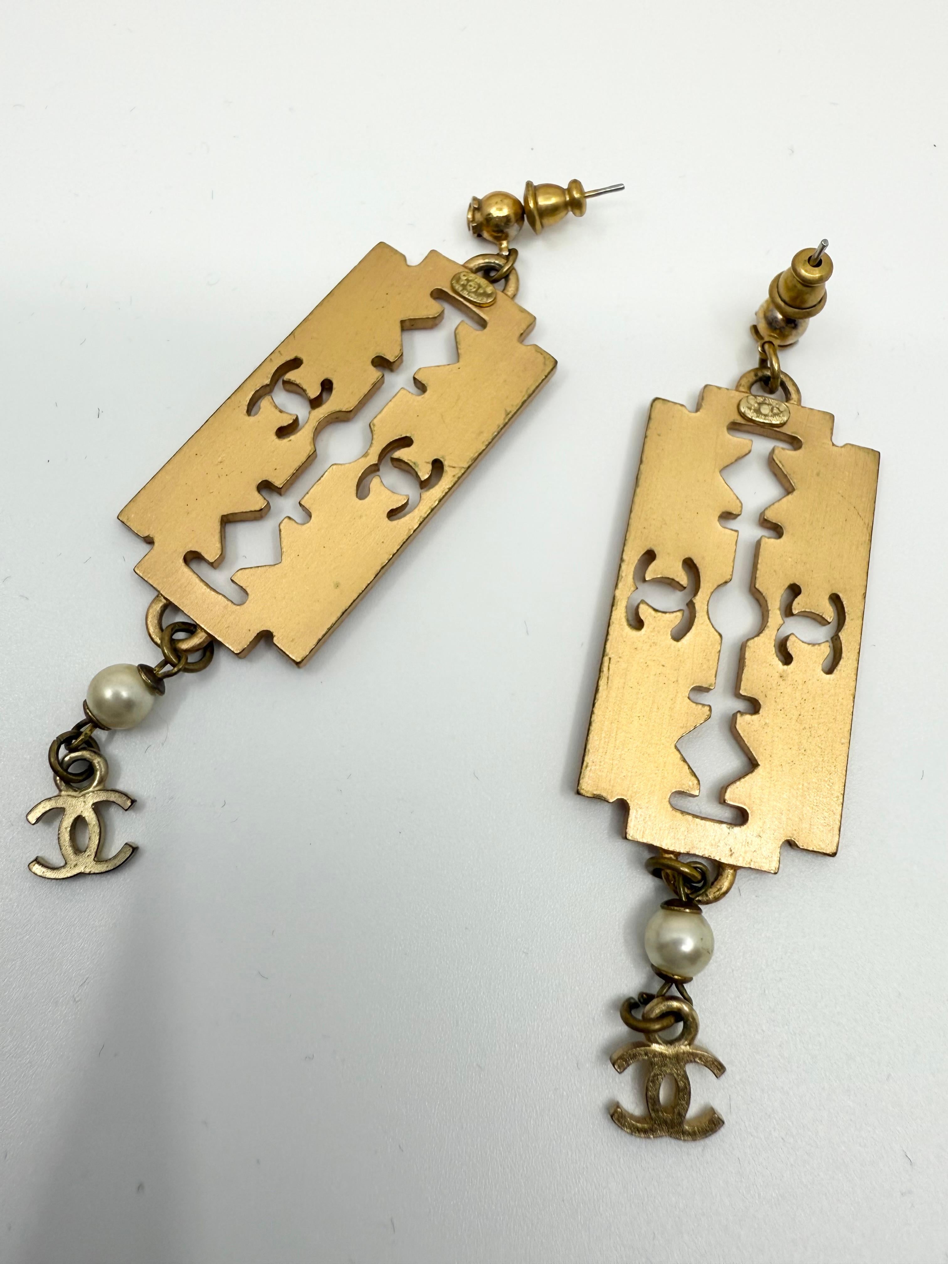 Donna Orecchini Chanel Razor Blade CC 2001 Raro in vendita
