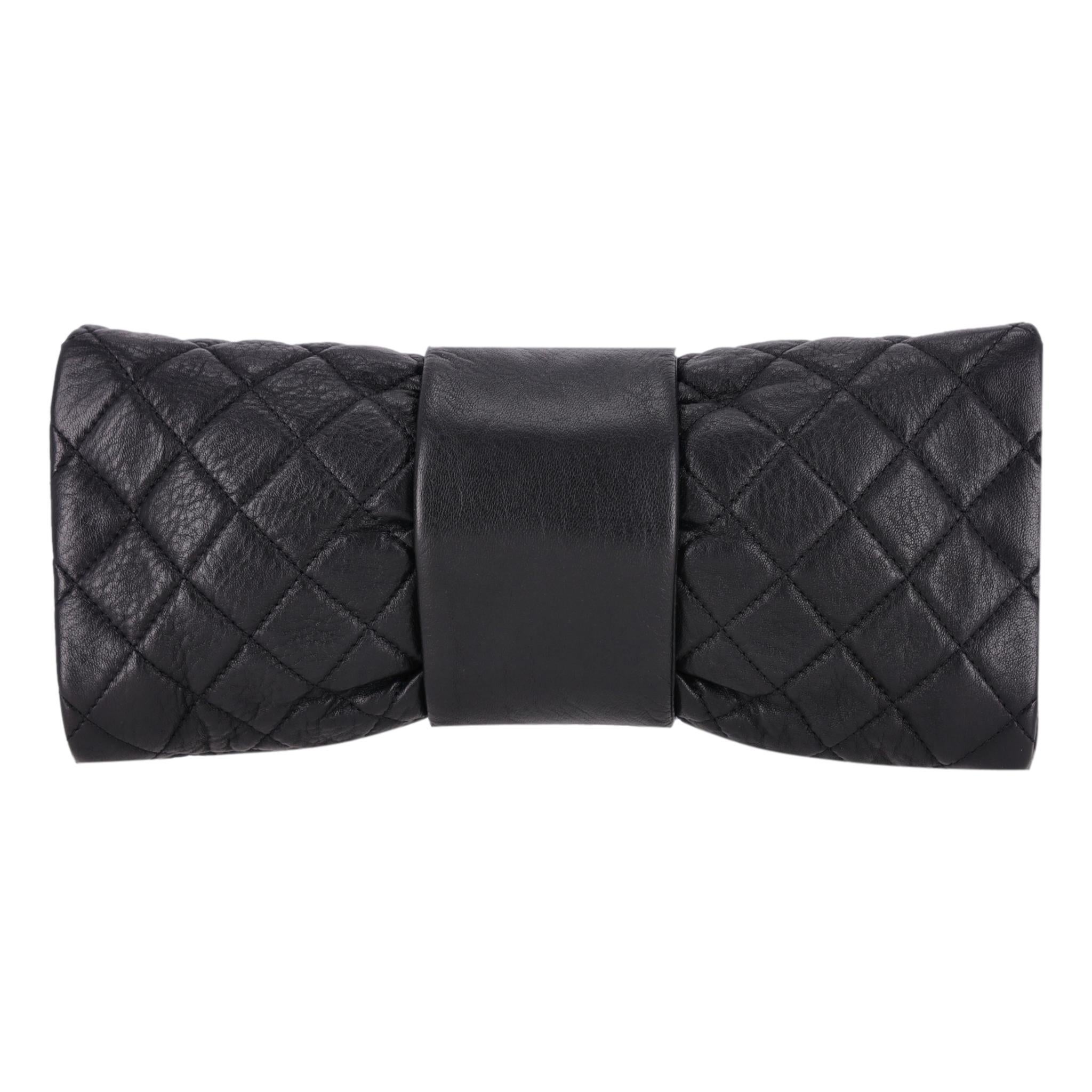 Bolso de mano de piel de cordero acolchada Chanel Re-Issue

Bolso de mano de piel de cordero negra diseñado con el acolchado de diamantes característico de Chanel.

Con candado Mademoiselle de oro envejecido con grabado 