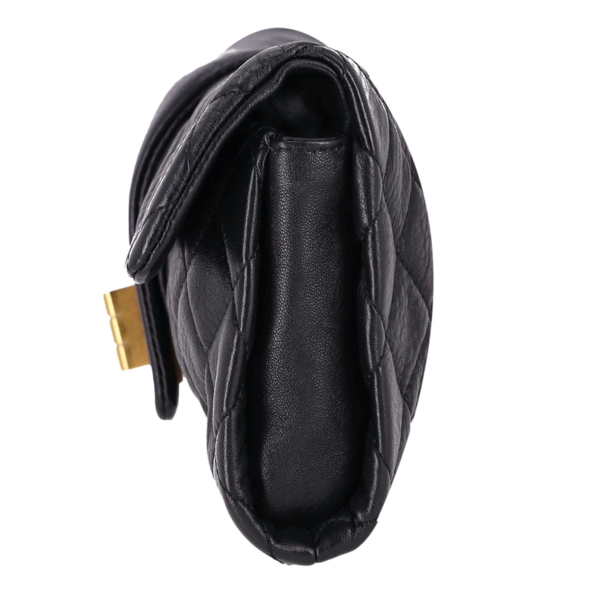 Bolso de mano de piel de cordero acolchada Chanel Re-Issue Negro en venta