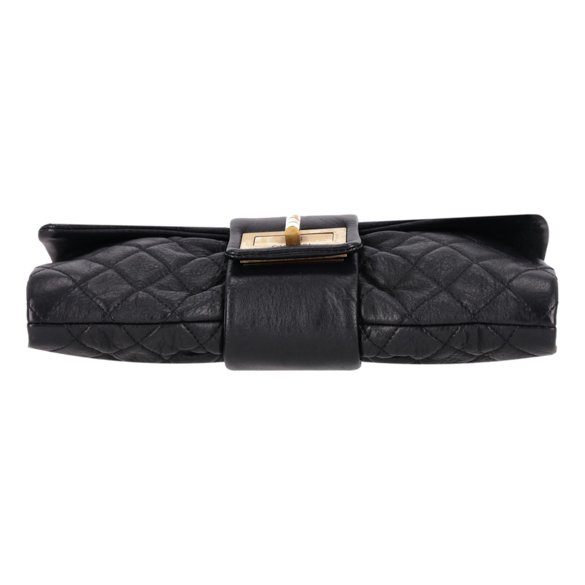 Bolso de mano de piel de cordero acolchada Chanel Re-Issue en Excelente estado para la venta en London, GB