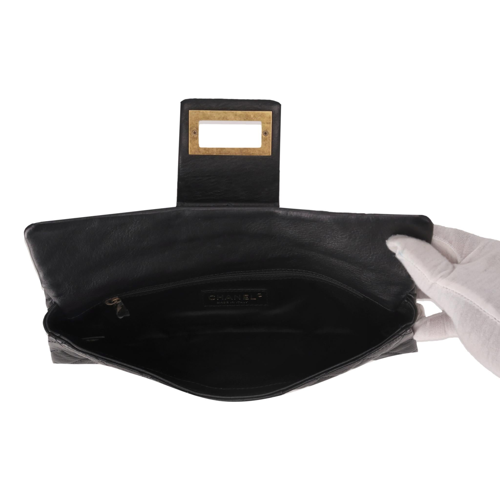 De las mujeres Bolso de mano de piel de cordero acolchada Chanel Re-Issue en venta