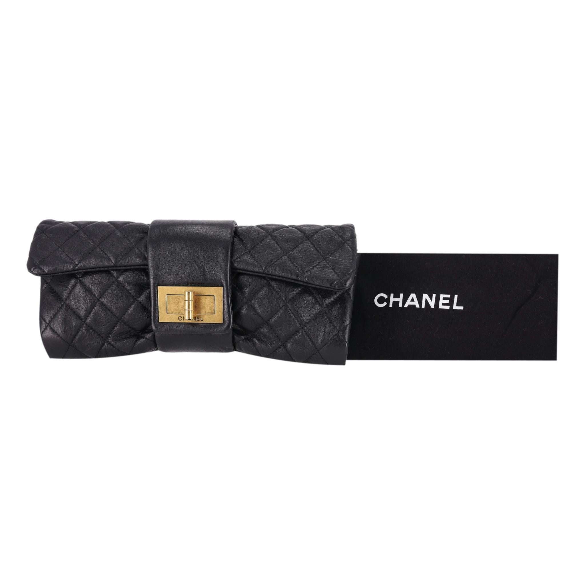 Bolso de mano de piel de cordero acolchada Chanel Re-Issue en venta 1