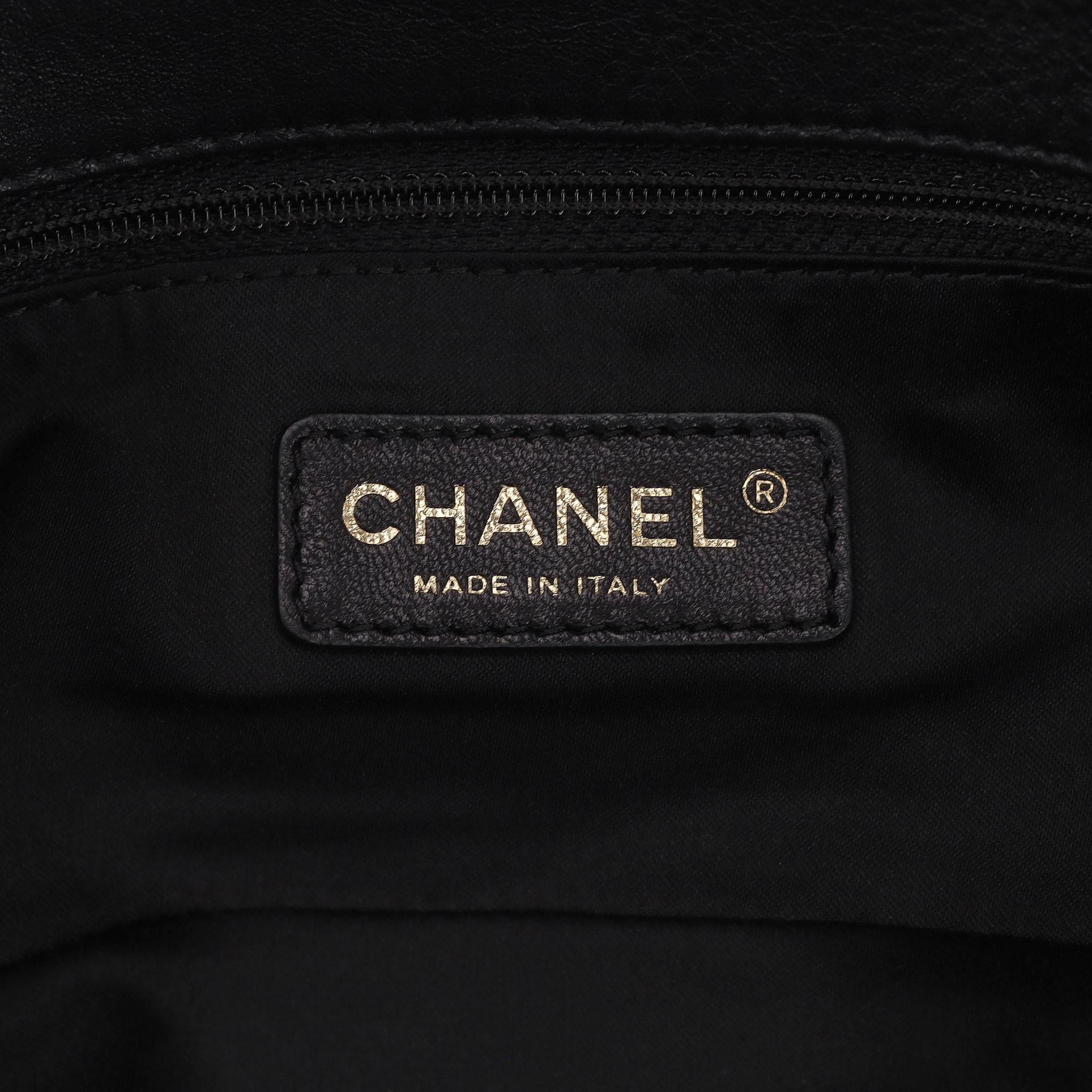 Bolso de mano de piel de cordero acolchada Chanel Re-Issue en venta 3