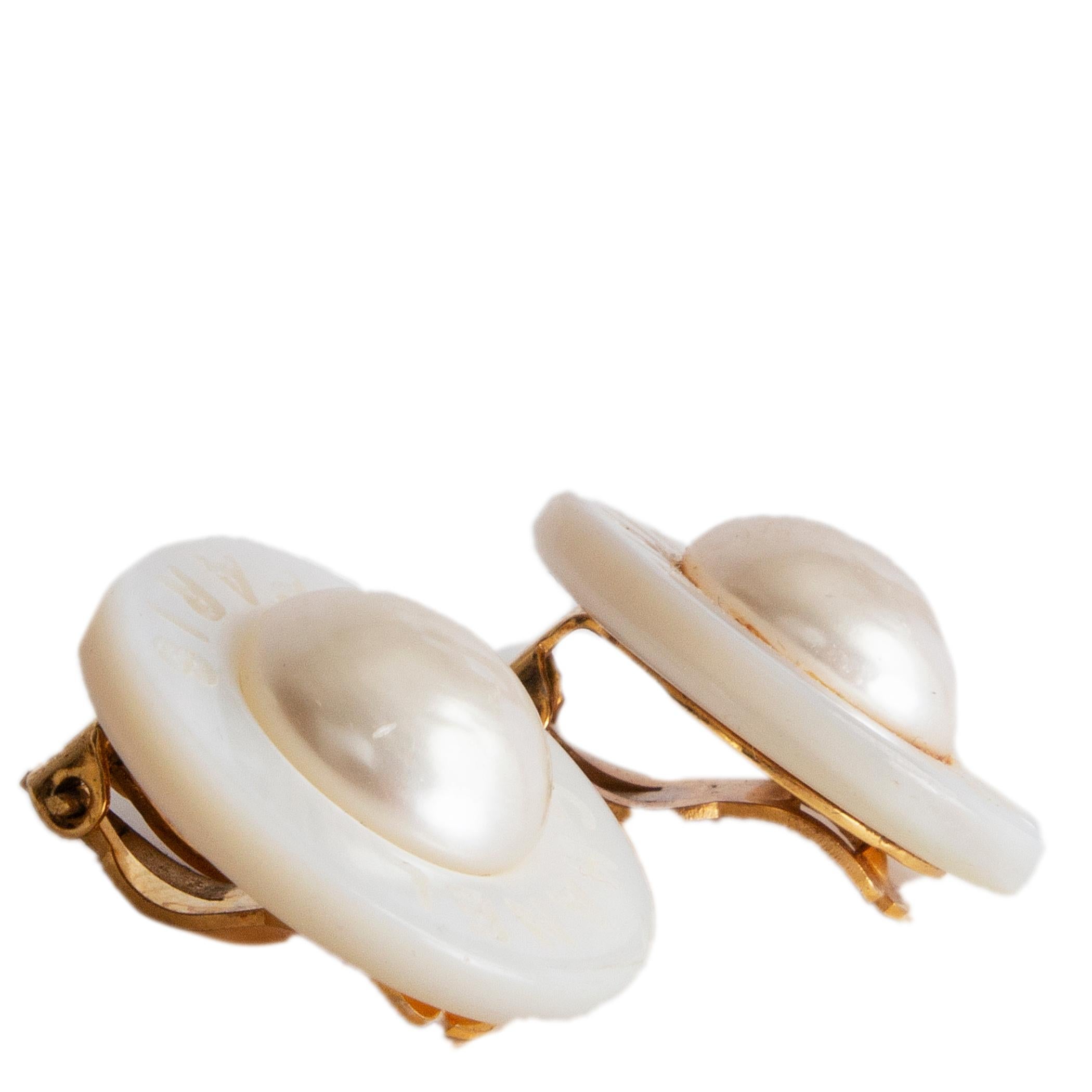 Chanel Vintage round clip earrings in off-white mother of pearl. Have been worn with some faint glue stain on one earring. Overall in very good vintage condition. 

Width 2.5cm (1in)
Height 2.5cm (1in)
Depth 1cm (0.4in)
