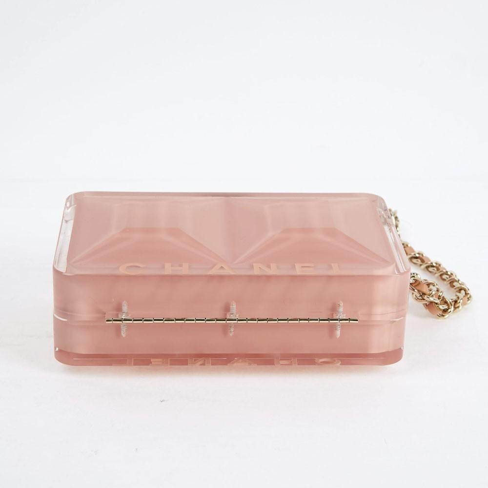 Donna Pochette rettangolare CHANEL in plexiglass rosa