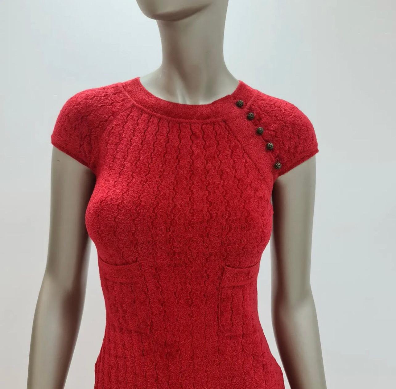 100% authentisches Chanel Metiers D'Art 2010 Paris-Shanghai Strickkleid aus roter Viskose (63%) und Poliamid (27%). 
Wird mit fünf 