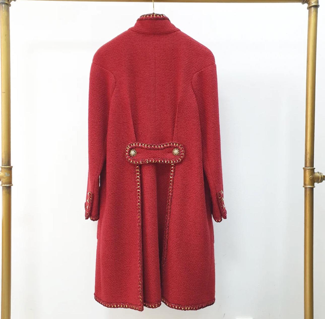 CHANEL RED 2015 SALZBURG CHAIN TRIM Mantel  Sz.46 (Rot) im Angebot
