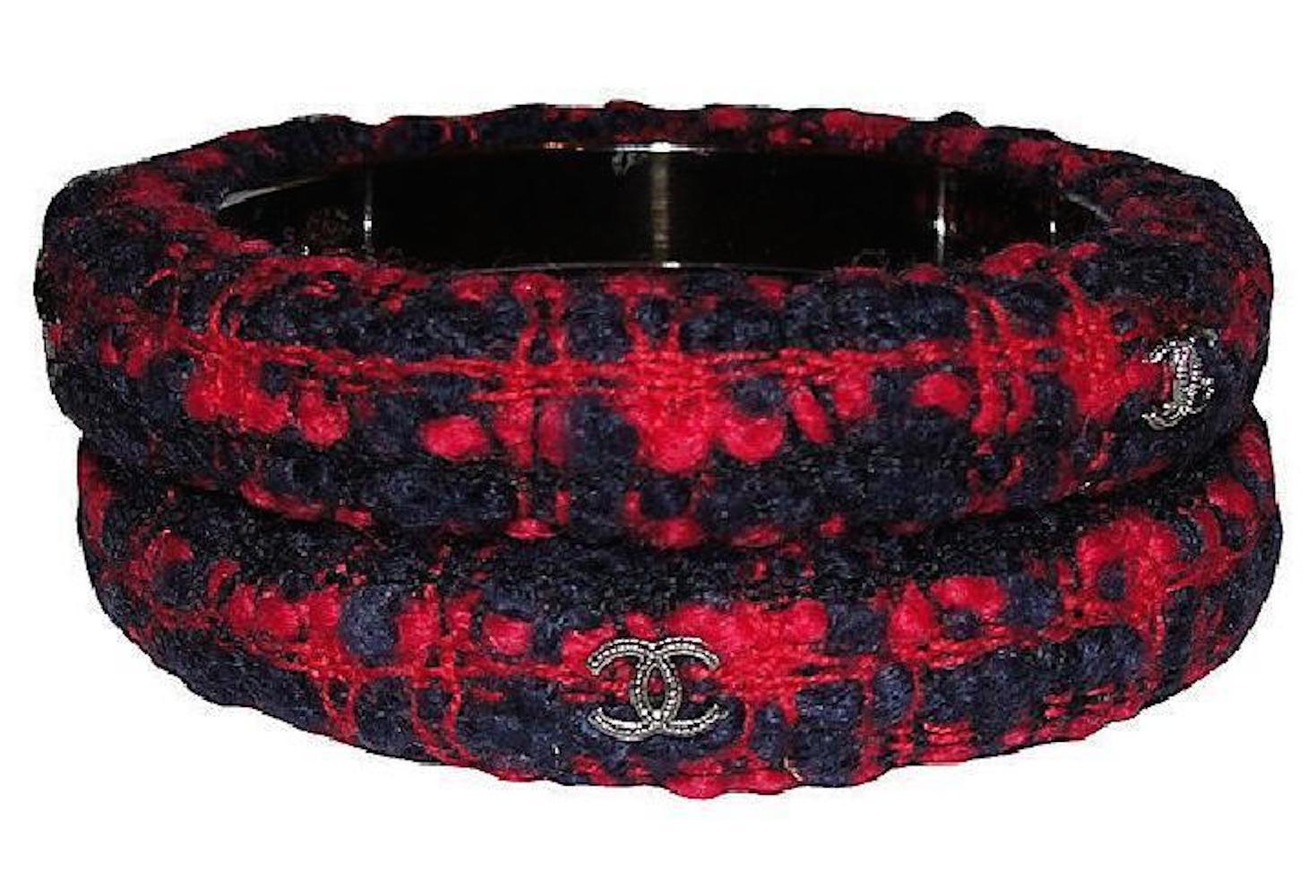 Set of two Chanel tweed wool bangles in red and black with steel interior from 2009. Marked: S (small), Chanel, P (spring), CC, Made in Italy. Dimensions: 2.5