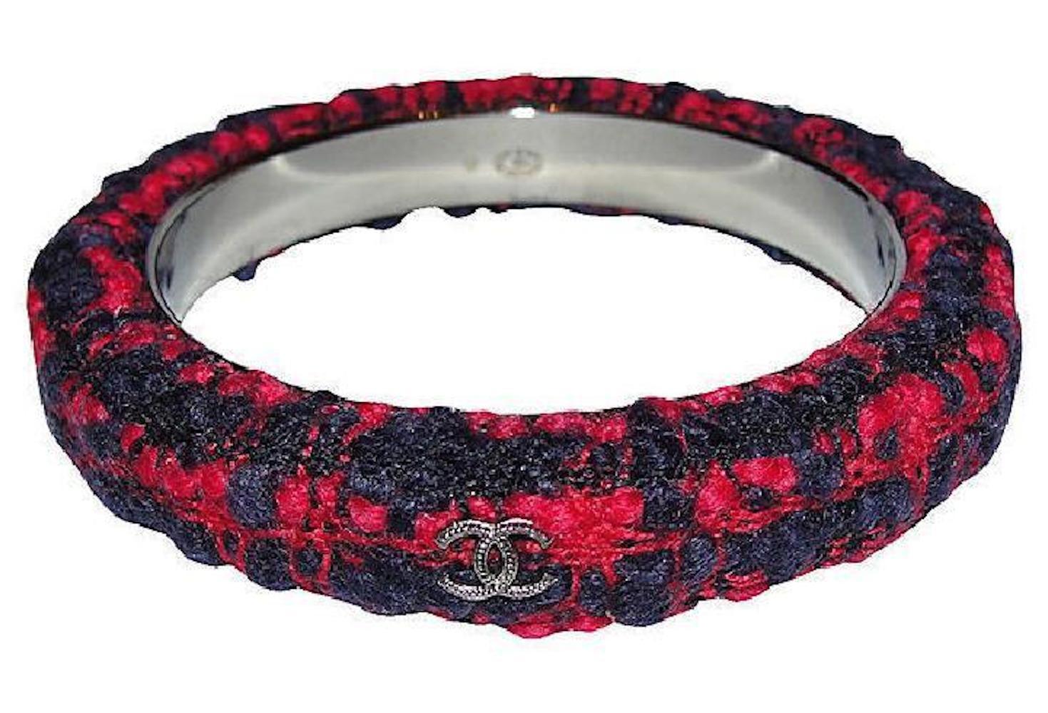 Chanel Red and Black Pair of Tweed Wool Bangle Bracelets In New Condition For Sale In New York, NY