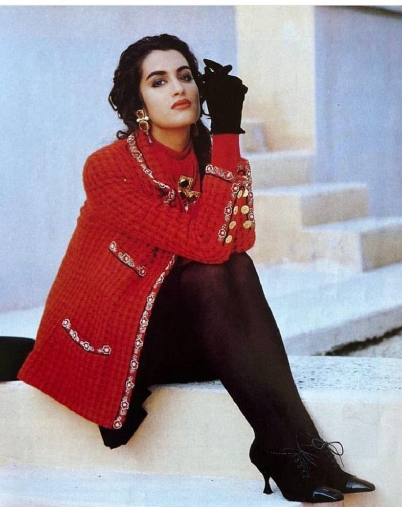 Chanel - (Made in France) Red and black skirt suit in wool tweed sewn with sequins. Fall-Winter 1990/91 collection. Size 40FR.

Additional information: 
Dimensions: 
Jacket: Shoulder width: 40 cm, Sleeve length: 62 cm, Length: 75 cm 
Skirt: Size: 35