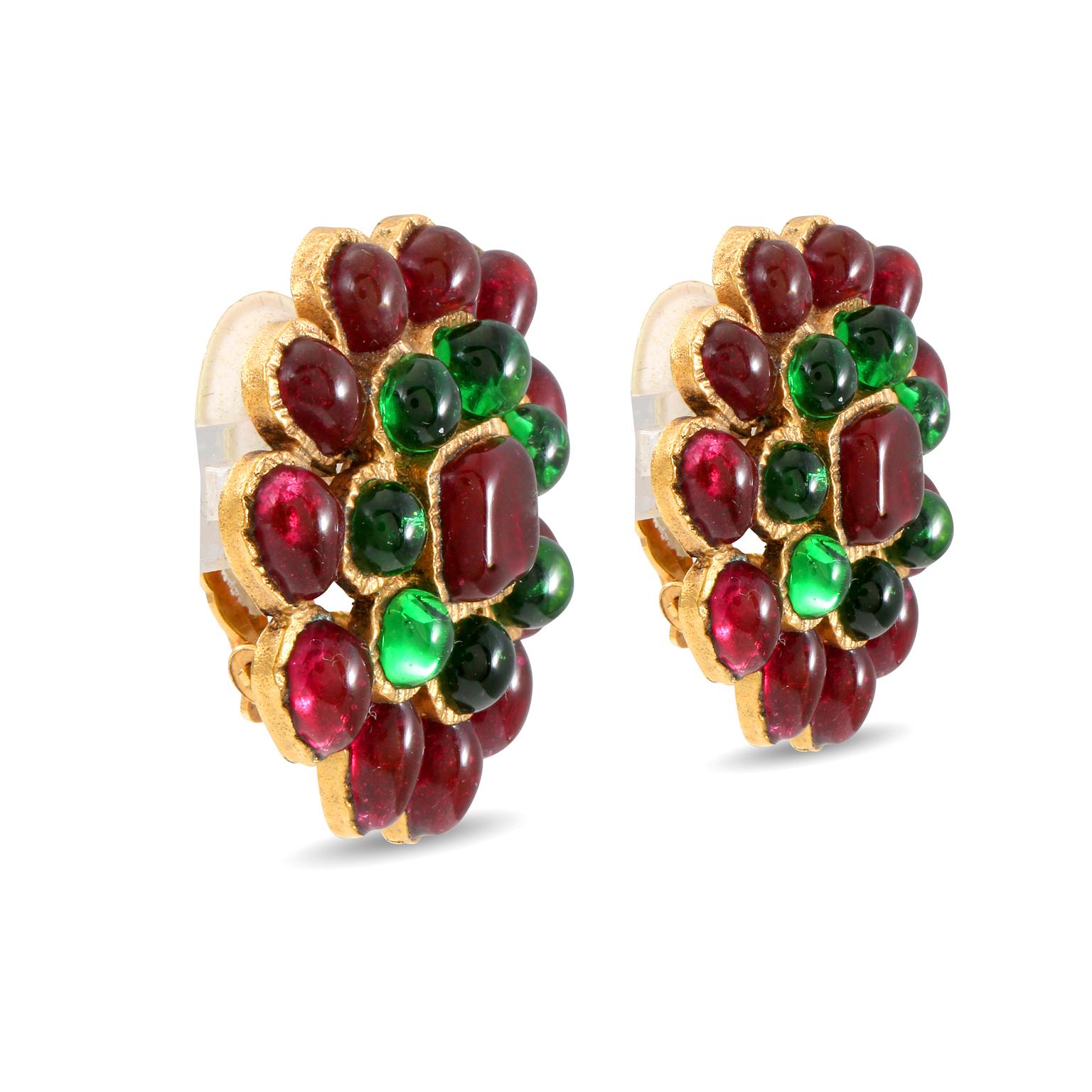 Chanel Rote und grüne Gripoix-Cluster-Ohrringe im Zustand „Gut“ im Angebot in Palm Beach, FL